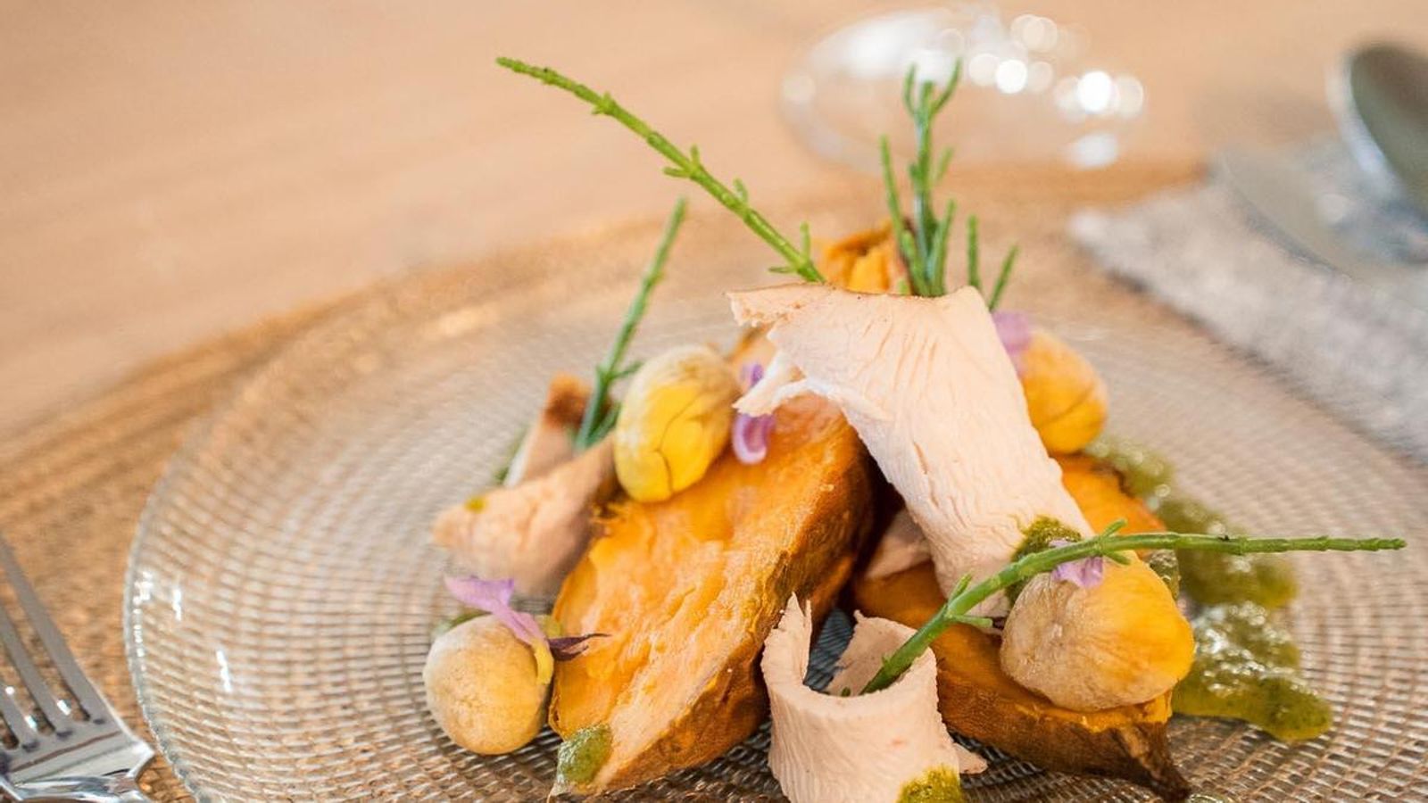 Boniato asado, pechuga de pollo al vapor aromatizado con canela, pesto de albahaca y piñones, castañas y salicornias