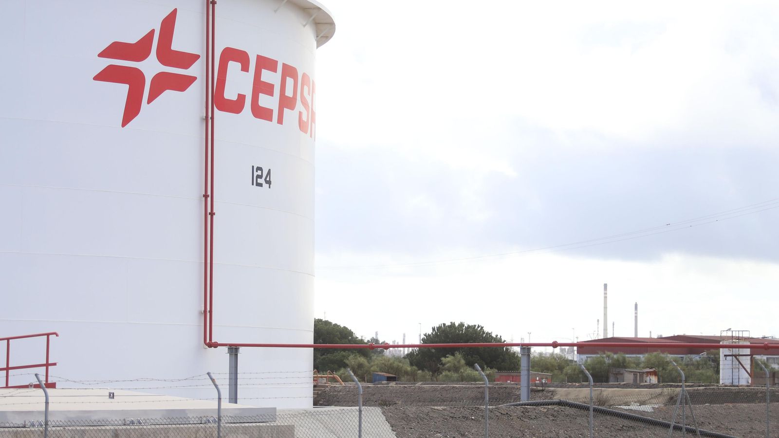 Instalaciones de Cepsa en el Puerto de Huelva.