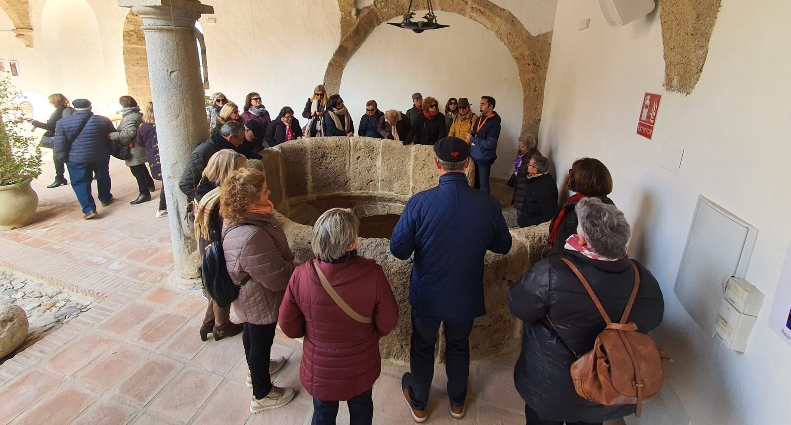 Turistas en las Carnicerías Reales de Priego de Córdoba.