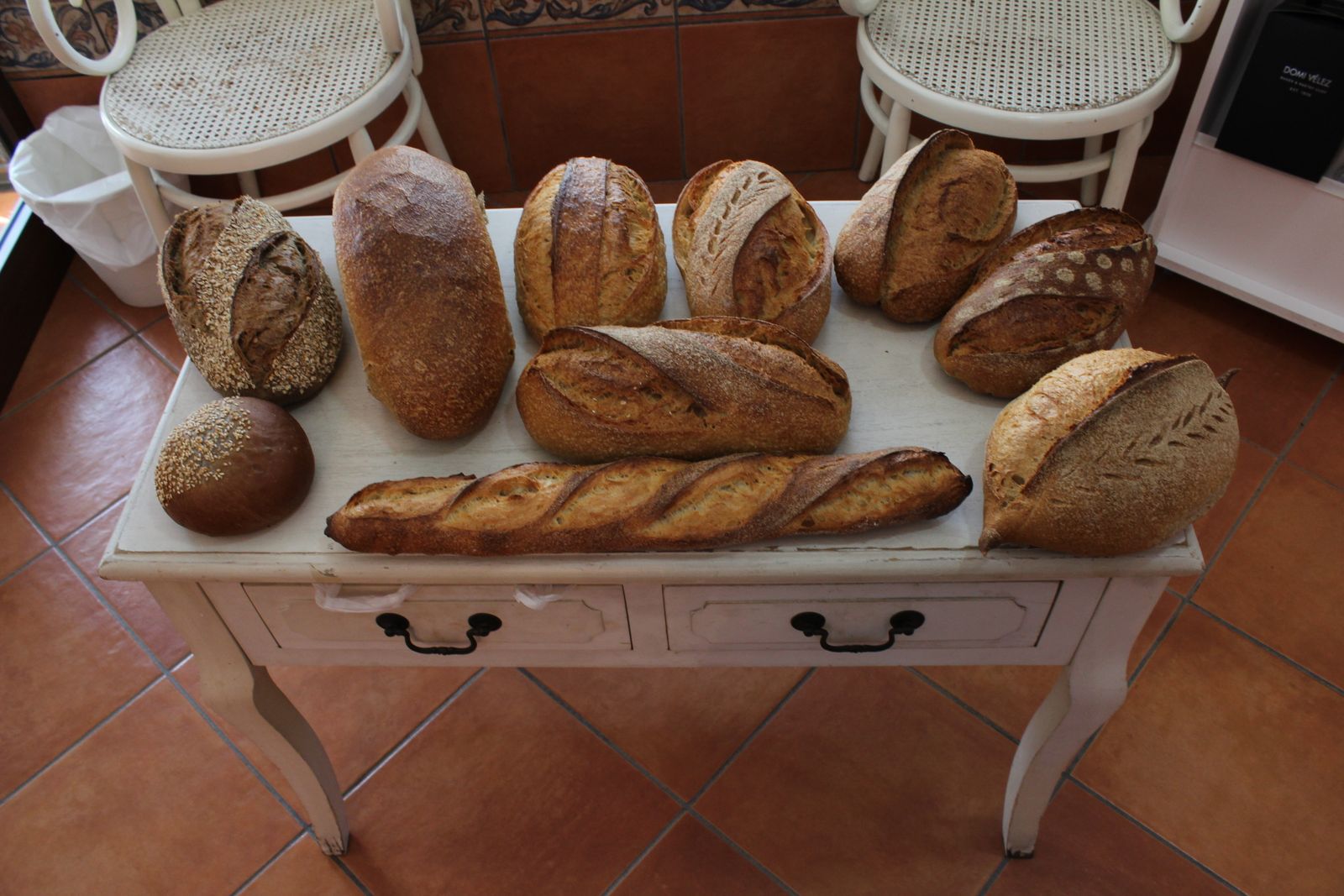 Mostrador con varios panes de Domi Vélez en El Horno de Vélez.
