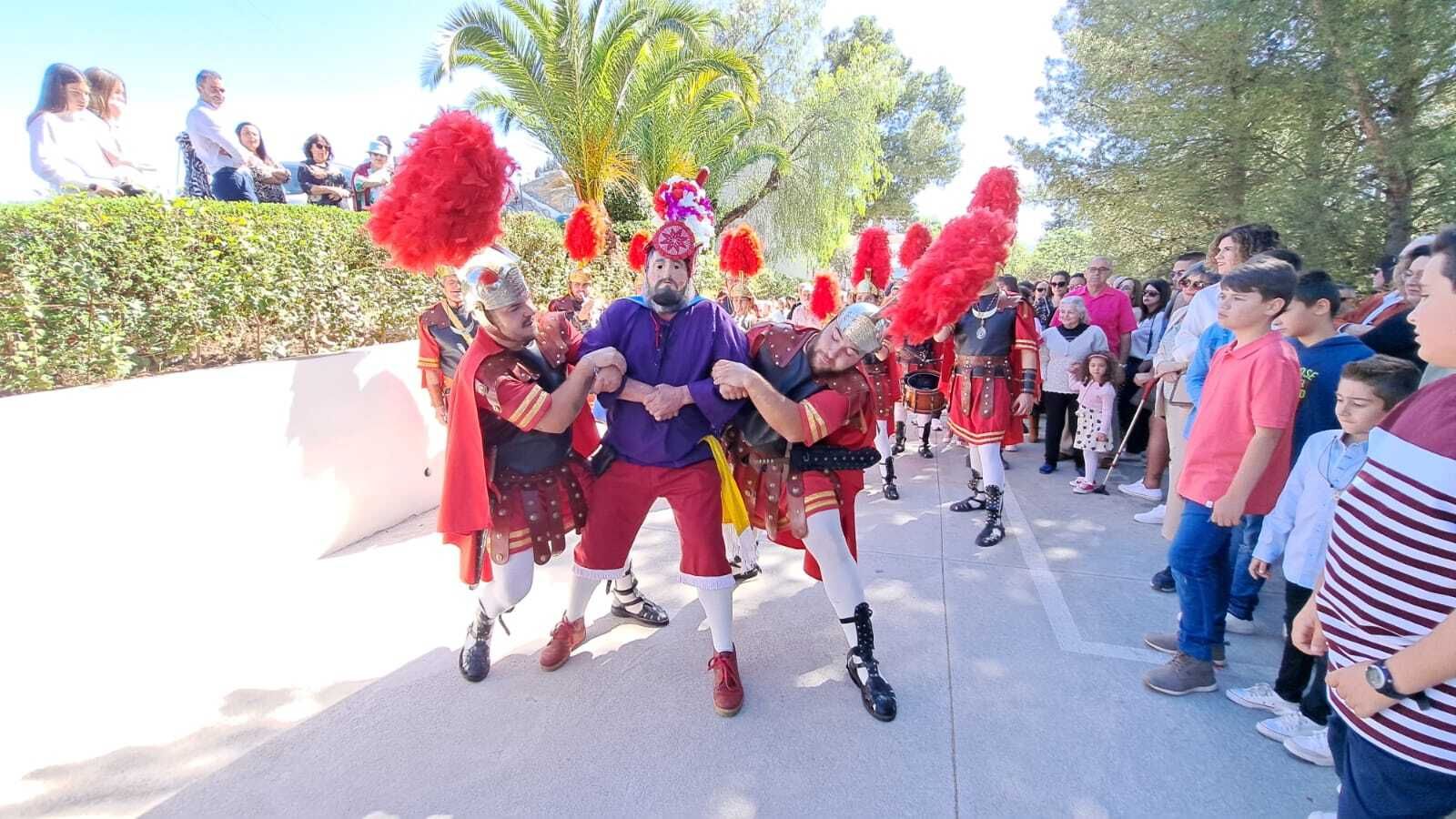 Viernes Santo en Iznájar: la procesión del Calvario, en imágenes
