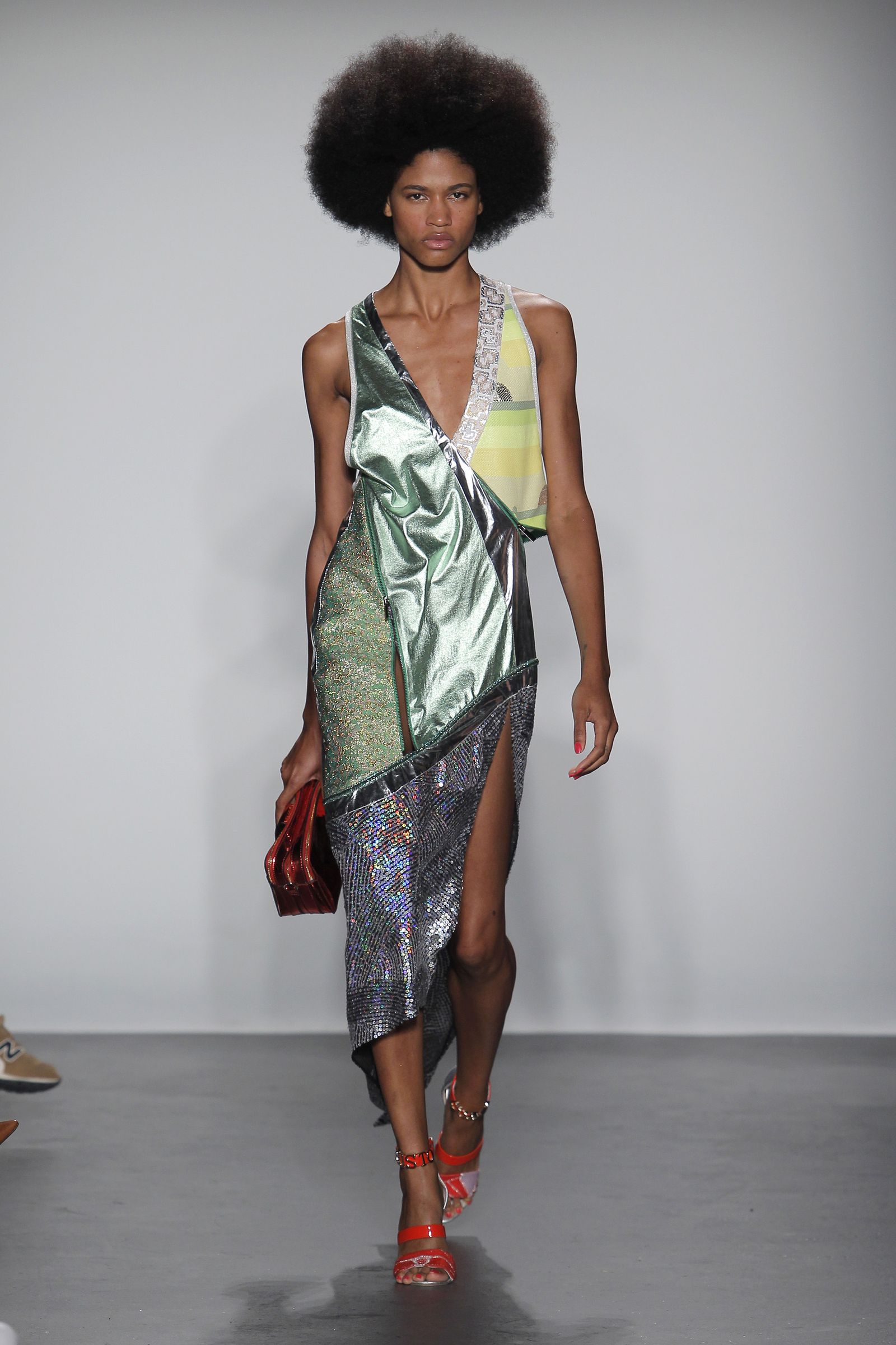 Una de las modelos del desfile 'Aftersun' de Custo en la Gran Manzana