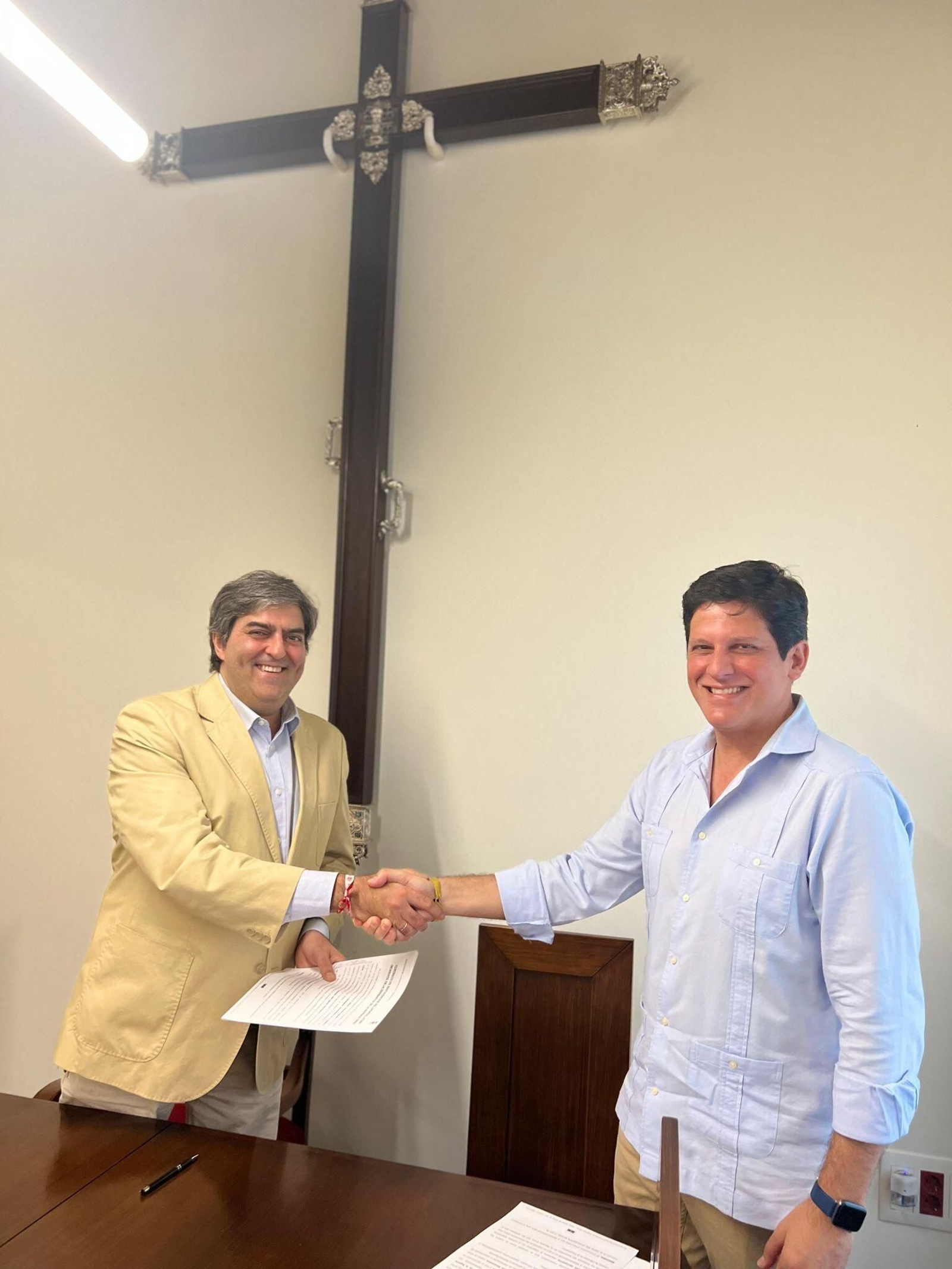 Firma entre Álvaro Enríquez y Fernando Aguado