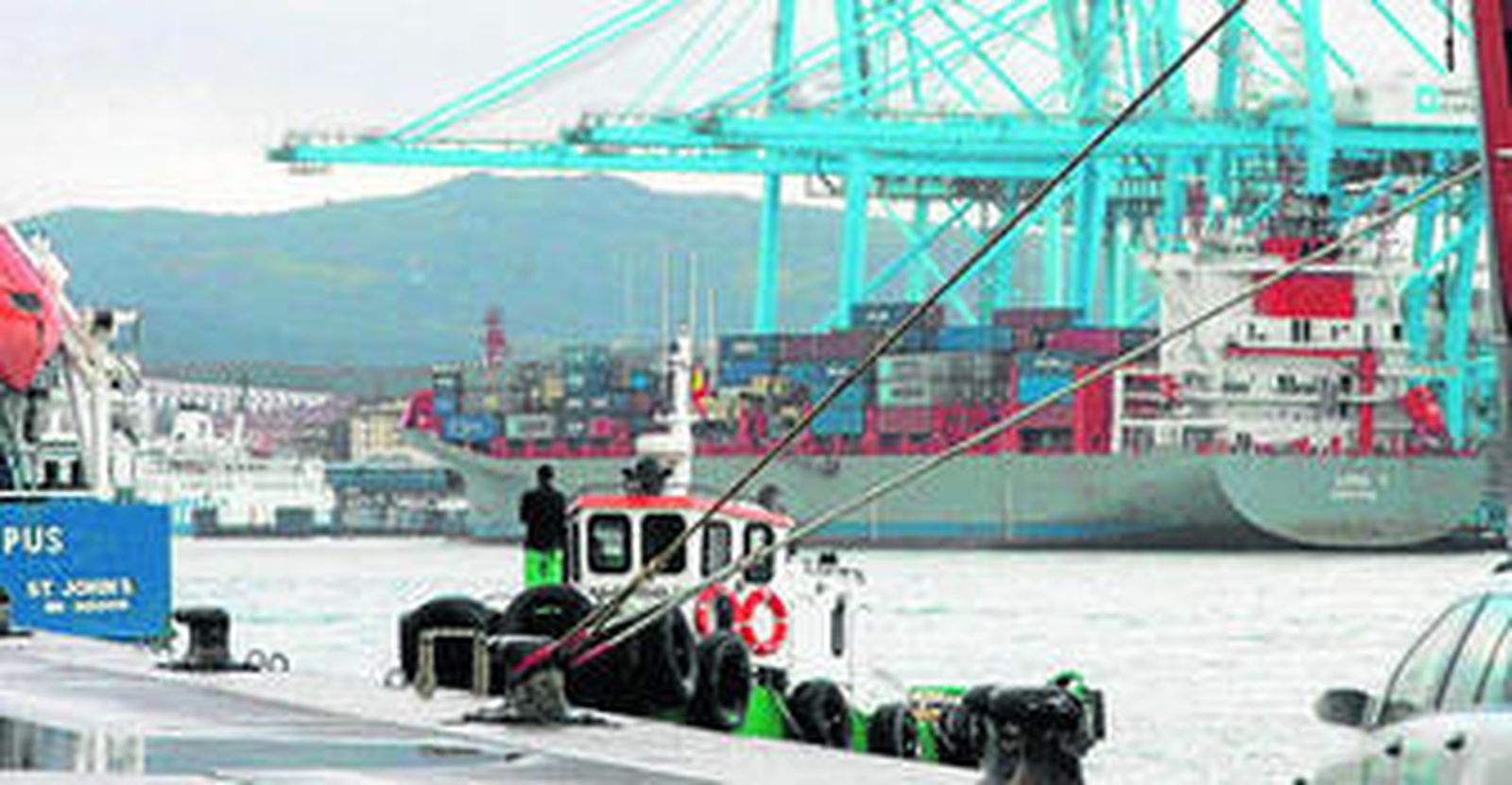 Al fondo, un portacontenedores atracado en APM Terminals Algeciras, visto desde el dique norte.