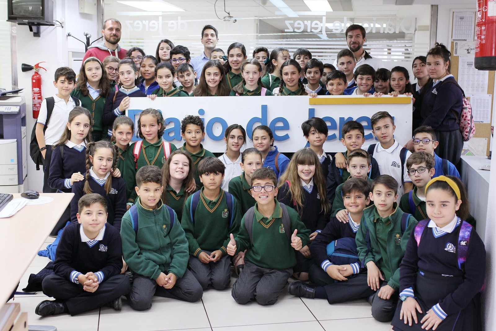 Alumnos del colegio San José con sus profesores en Diario de Jerez. Alumnos del colegio San José con sus profesores en Diario de Jerez.