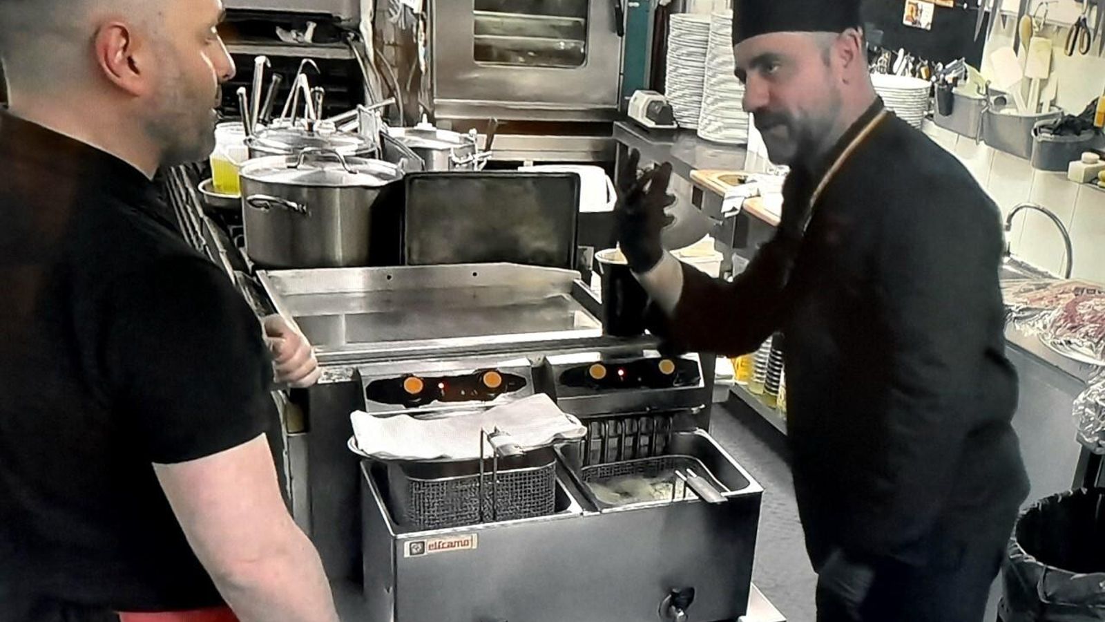 El Chicote de Zamora, de negro ninja, en su cocina