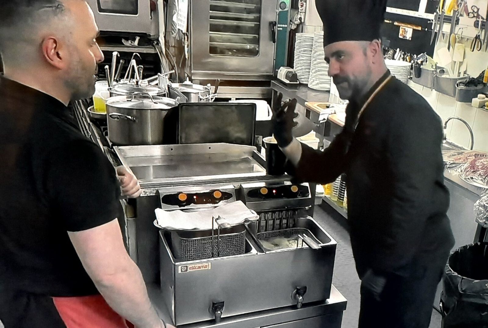 El Chicote de Zamora, de negro ninja, en su cocina