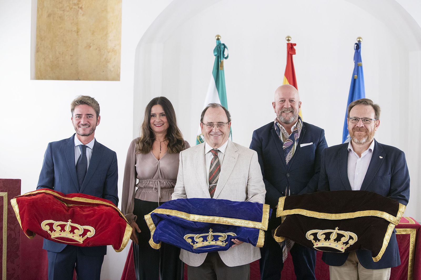 Los tres Reyes Magos, junto a la Estrella de Oriente y el Heraldo Real, tras la recepción.