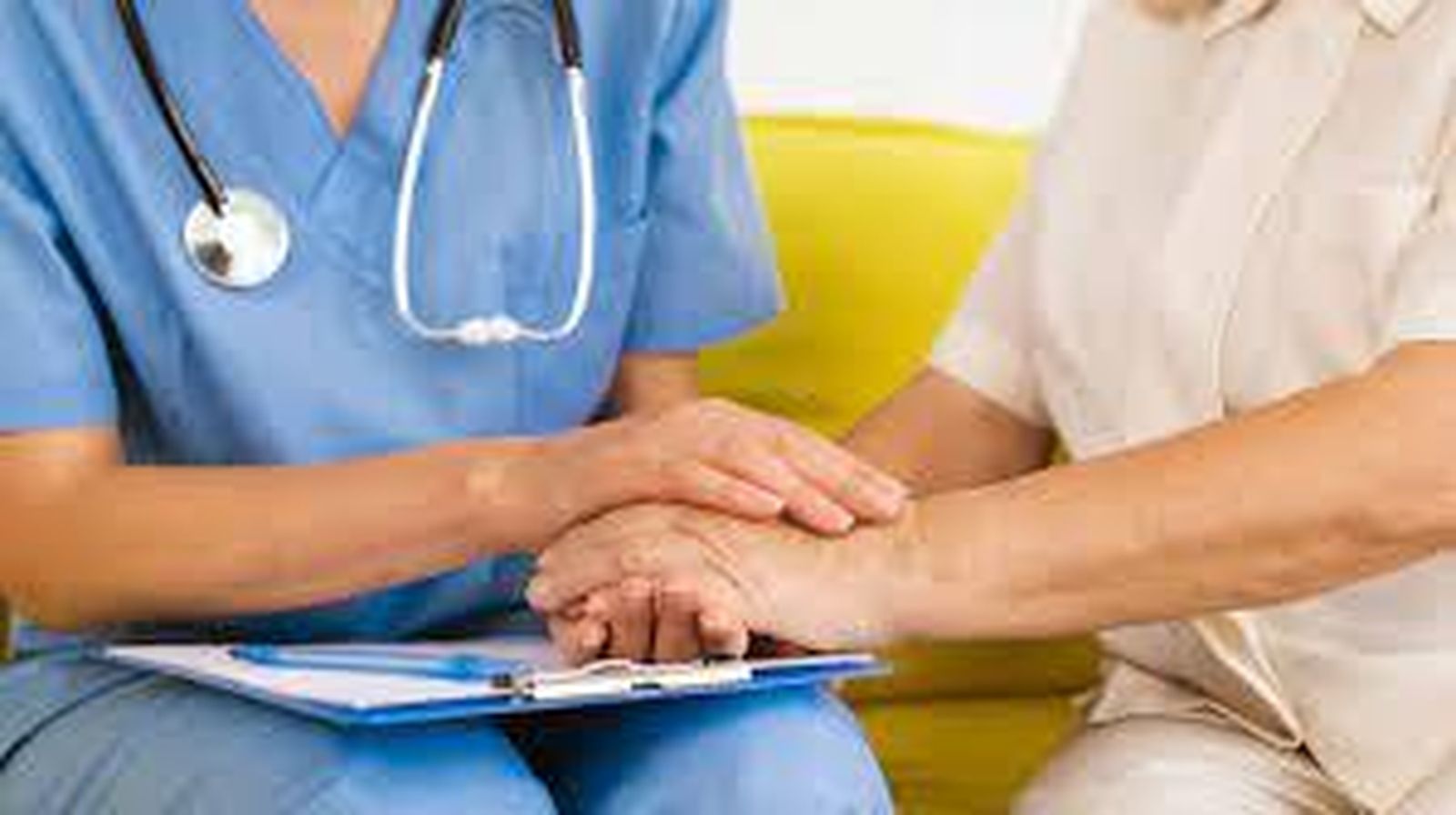 Una enfermera cuidando de una persona mayor