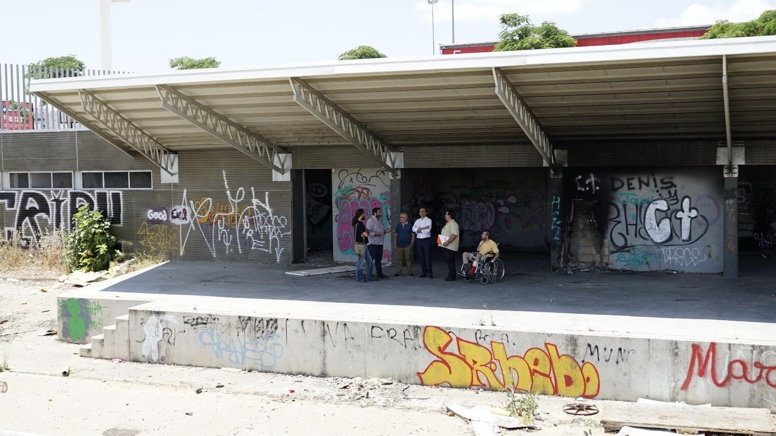 Grafitis en el exterior del auditorio.