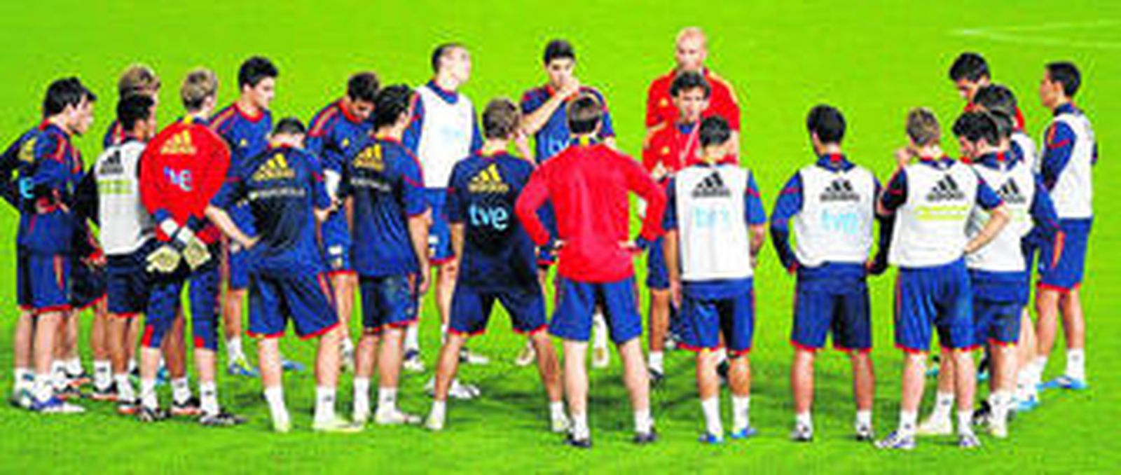 Luis Milla se dirige a sus jugadores antes del entrenamiento realizado anoche en El Arcángel.