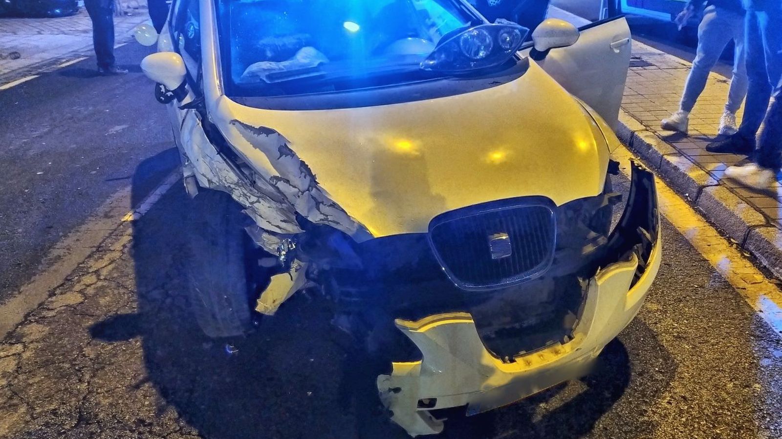 El coche de la conductora que provocó el accidente.