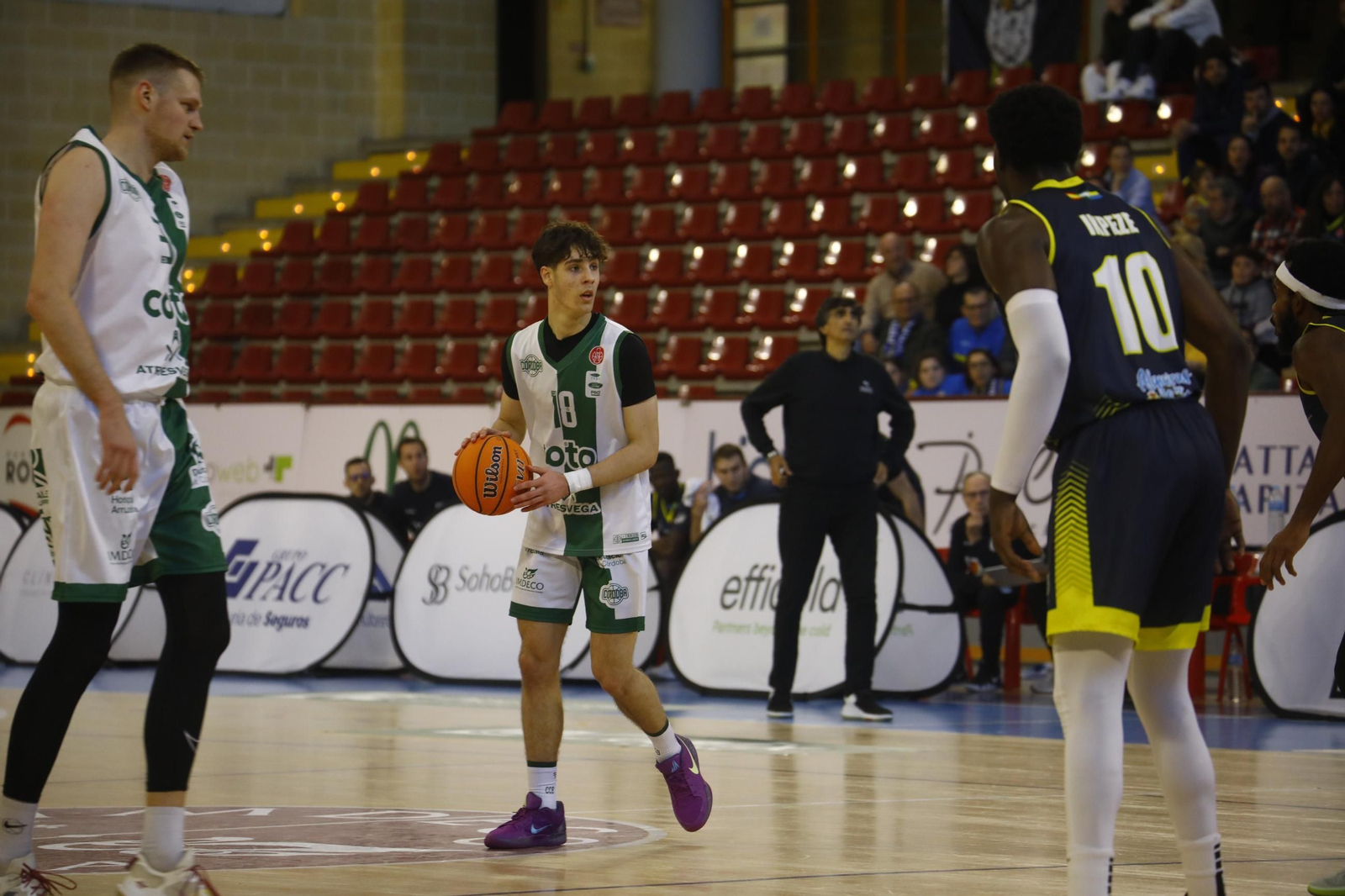 Las mejores fotos del ambiente en Vista Alegre para el Coto Córdoba - UDEA Algeciras