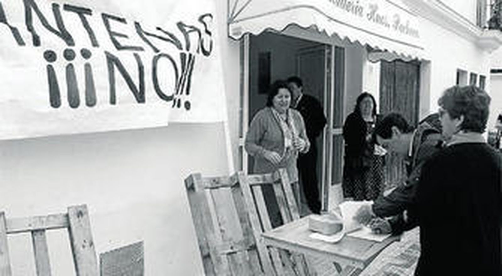 En mayo de 2002 muchos vecinos de la barriada de El Santo recogieron firmas en contra de las antenas de móviles.