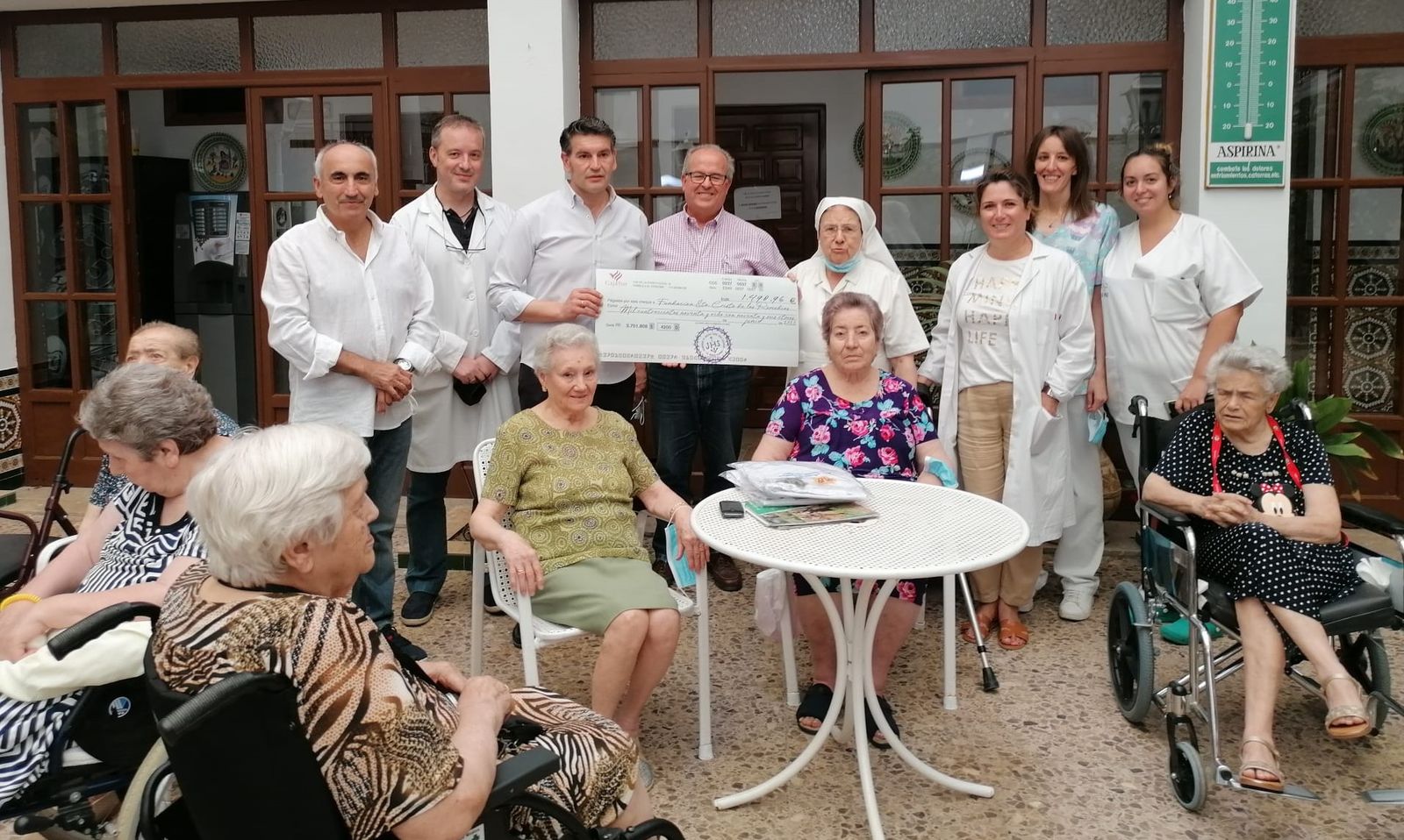 Un momento de la entrega de la donación.