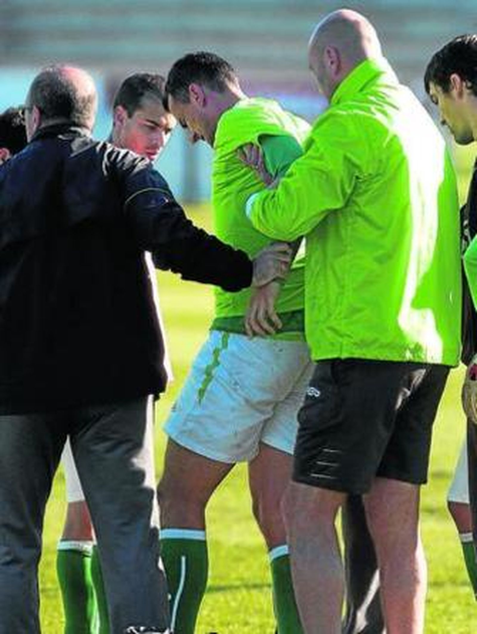 Amaya, dolorido, es ayudado por Roberto Ríos y Mel.