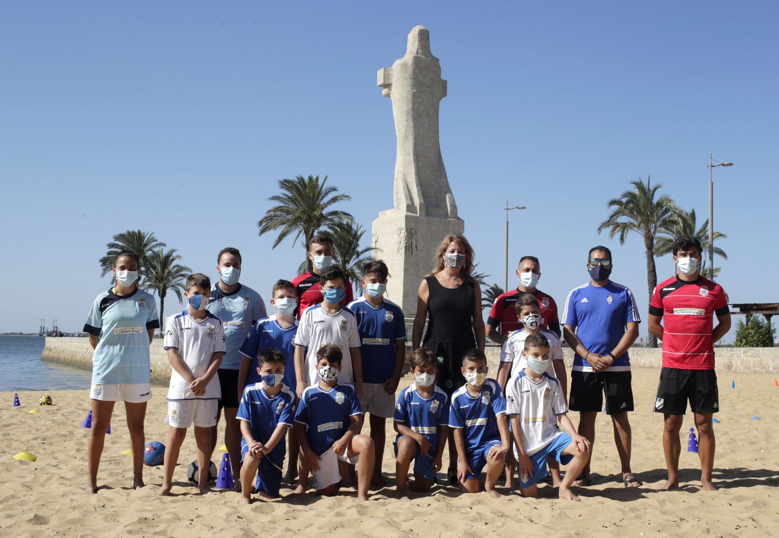 La presidenta del Puerto, Pilar Miranda, con jugadores y entrenadores