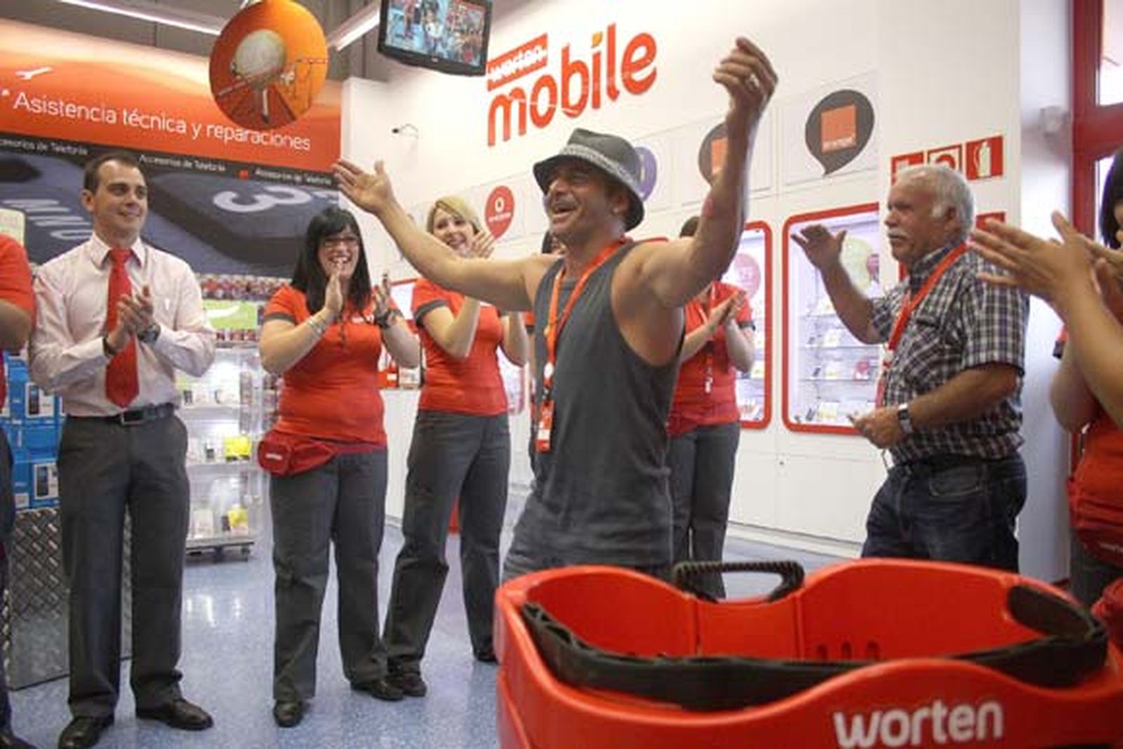 Multitud de personas se agolparon a las afueras de las instalaciones a la espera de la apertura de la nueva tienda Worten instalada en Las Marismas, en la localidad de Los Barrios

Foto: Vanessa Perez