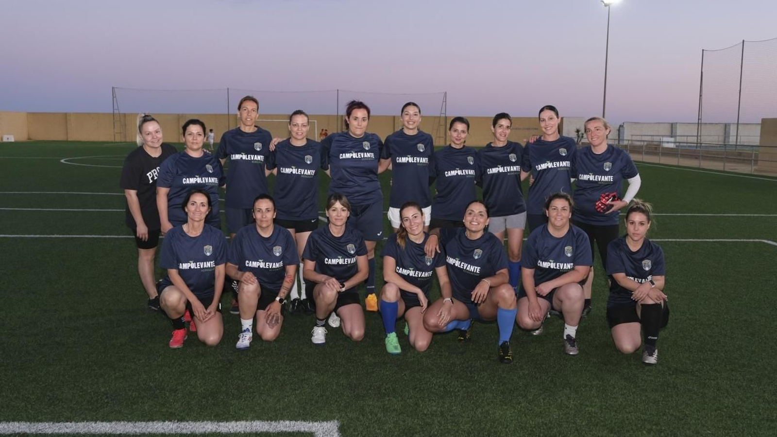 Las jugadoras del equipo del CF Retamar-El Toyo en el entrenamiento del pasado miércoles.