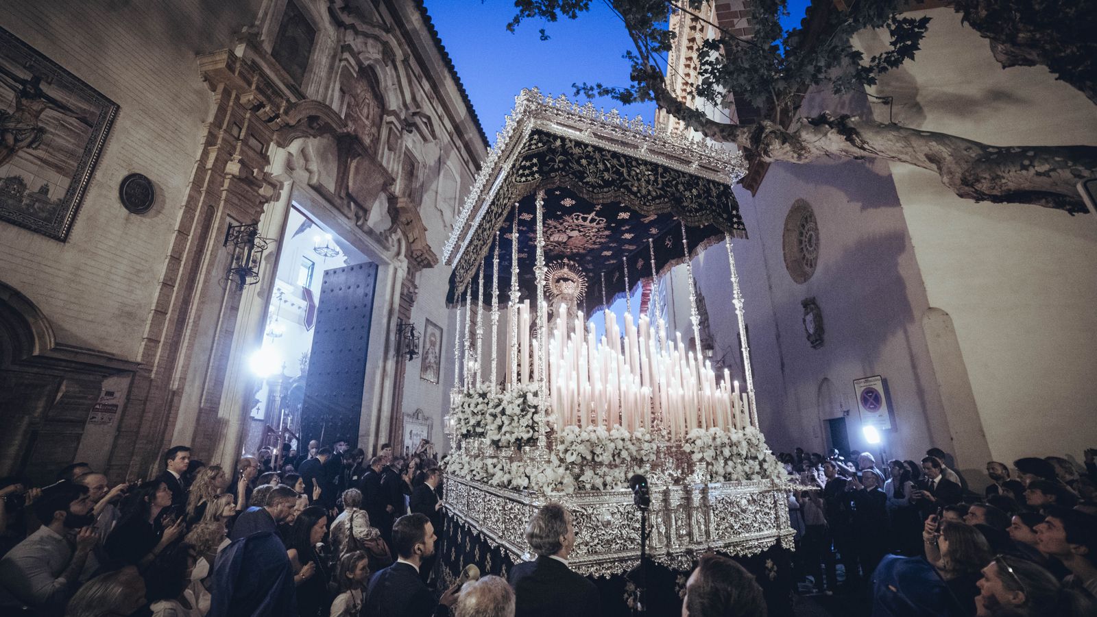 La Virgen de Monserrat a la salida de su Capilla el Viernes Santo de 2022