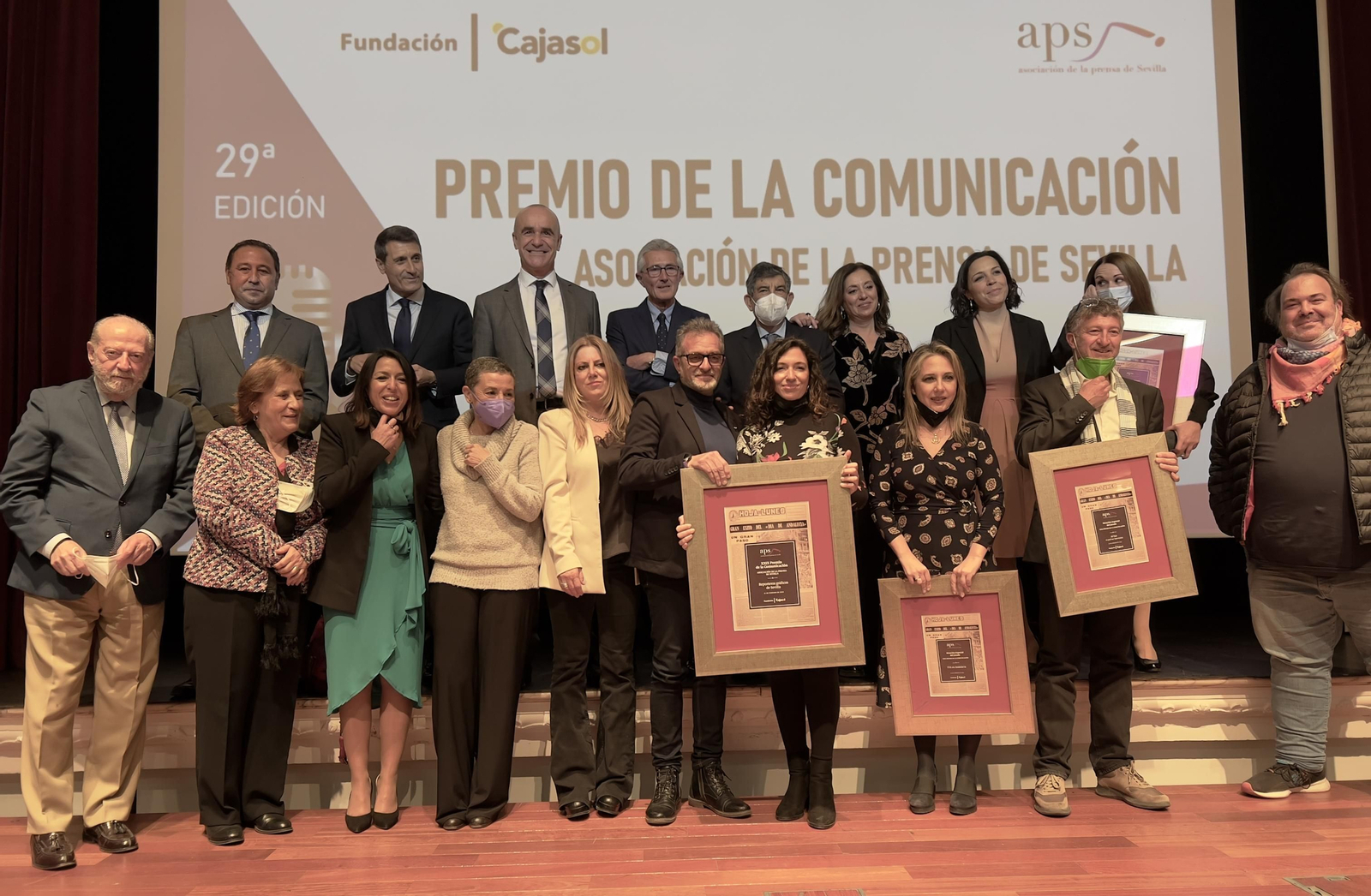 Fotos de familia de los premiados con el premio de la Comunicación de la APS.