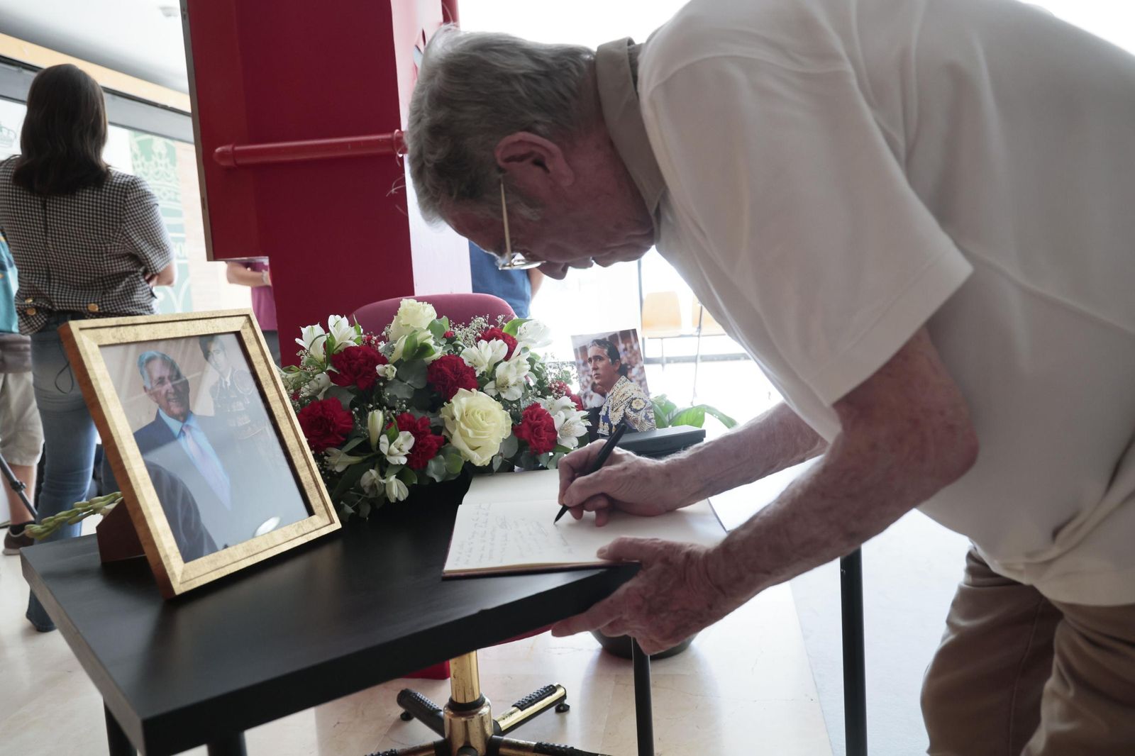 Las imágenes de la capilla ardiente de Paco Camino en el ayuntamiento de Camas
