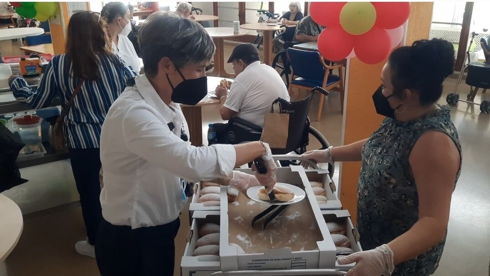 Merienda ofrecida por la hermandad de Columna a los mayores de la residencia San José.