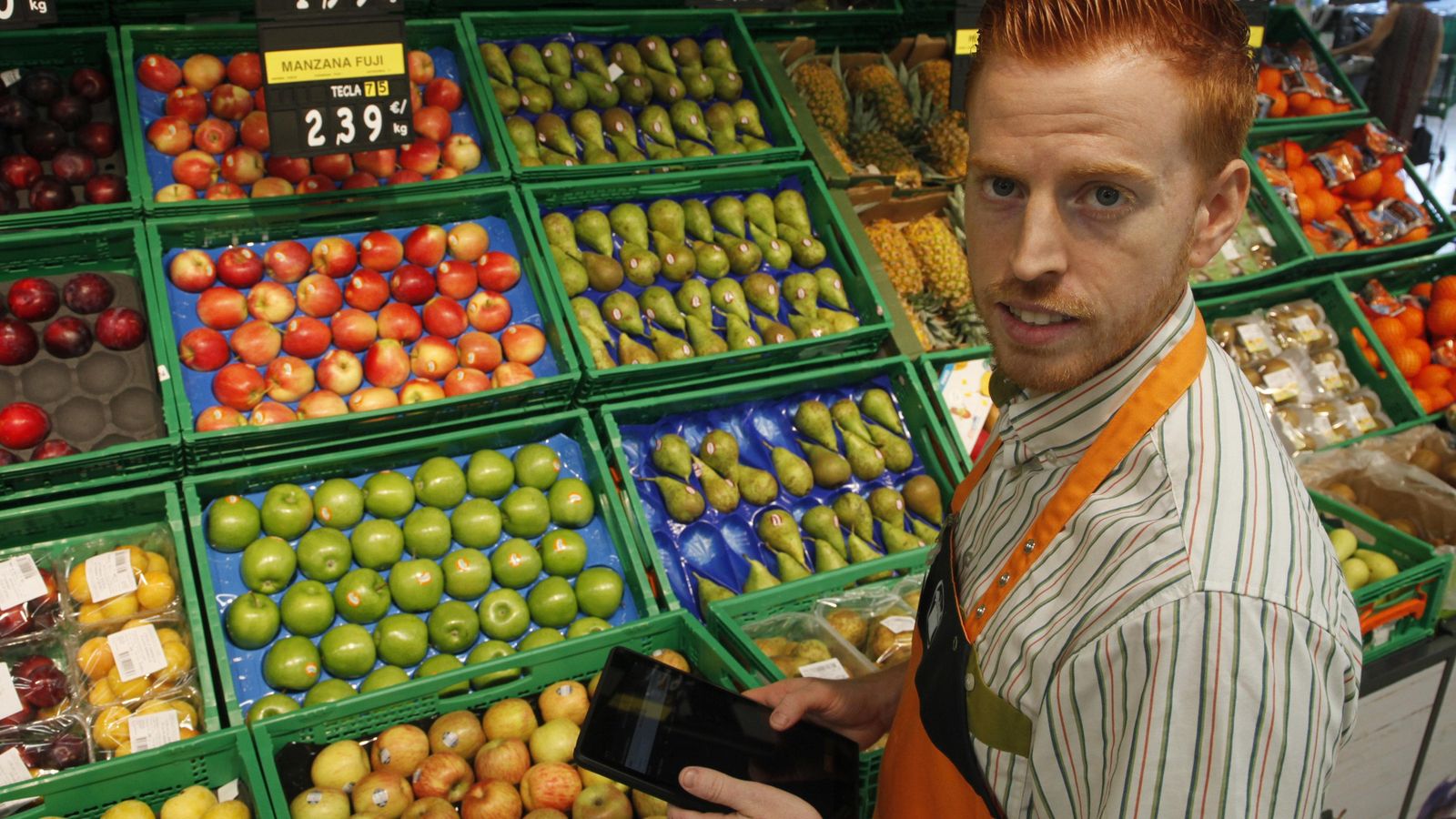 Jesús Vázquez, trabajador especializado en el área de frutería y verduras.