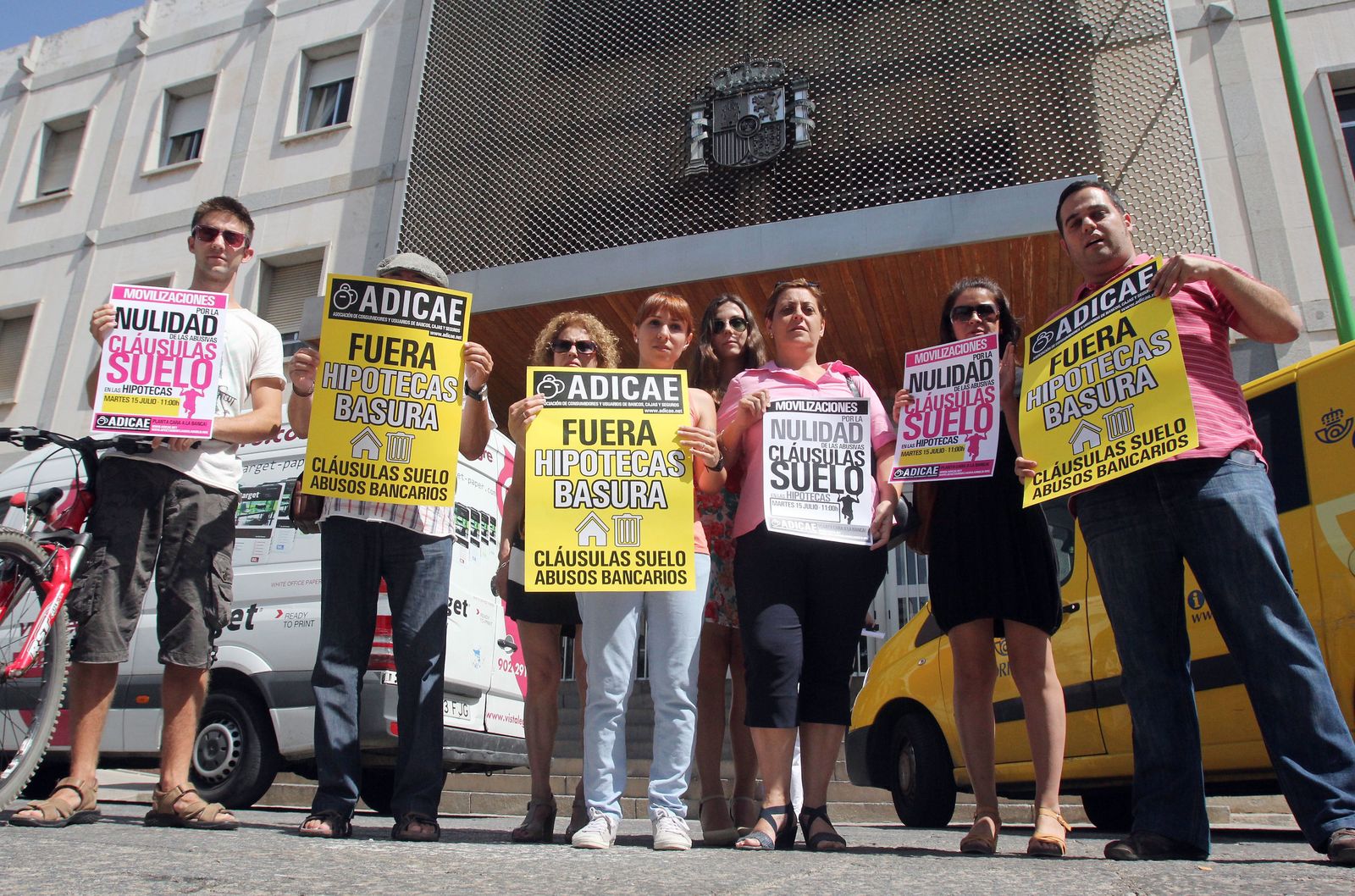 Afectados por la cláusula suelo de su hipoteca, en una protesta convocada por Adicae en Córdoba.