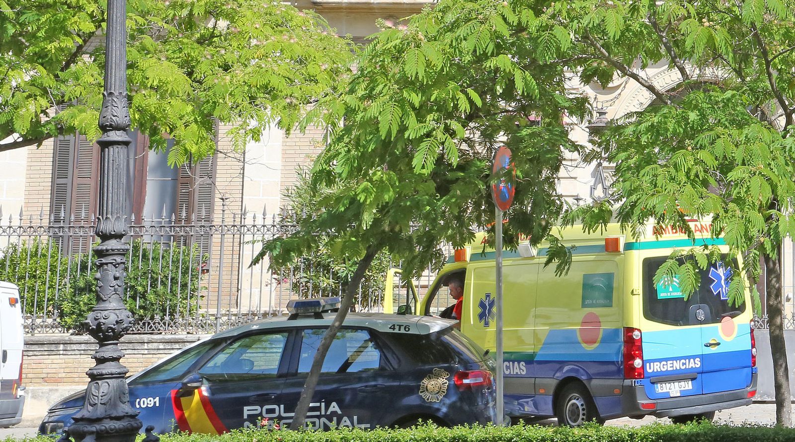 Una ambulancia atendiendo el martes a un inmigrante en la Comisaría.