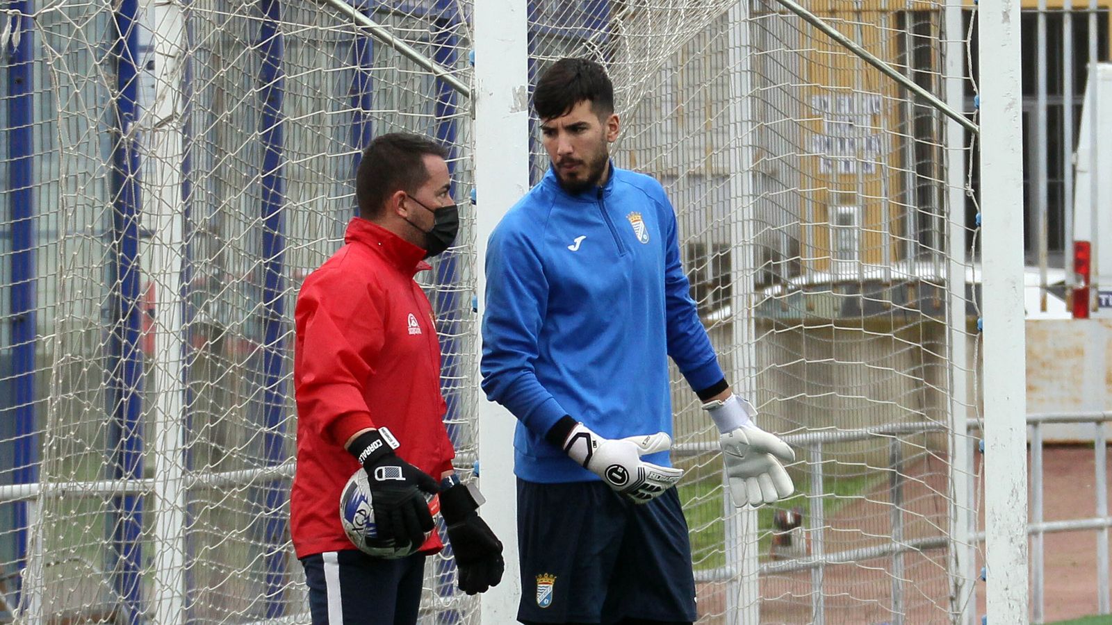 Salvi Carrasco charla con Fran Corrales en un entrenamiento del equipo en La Granja.