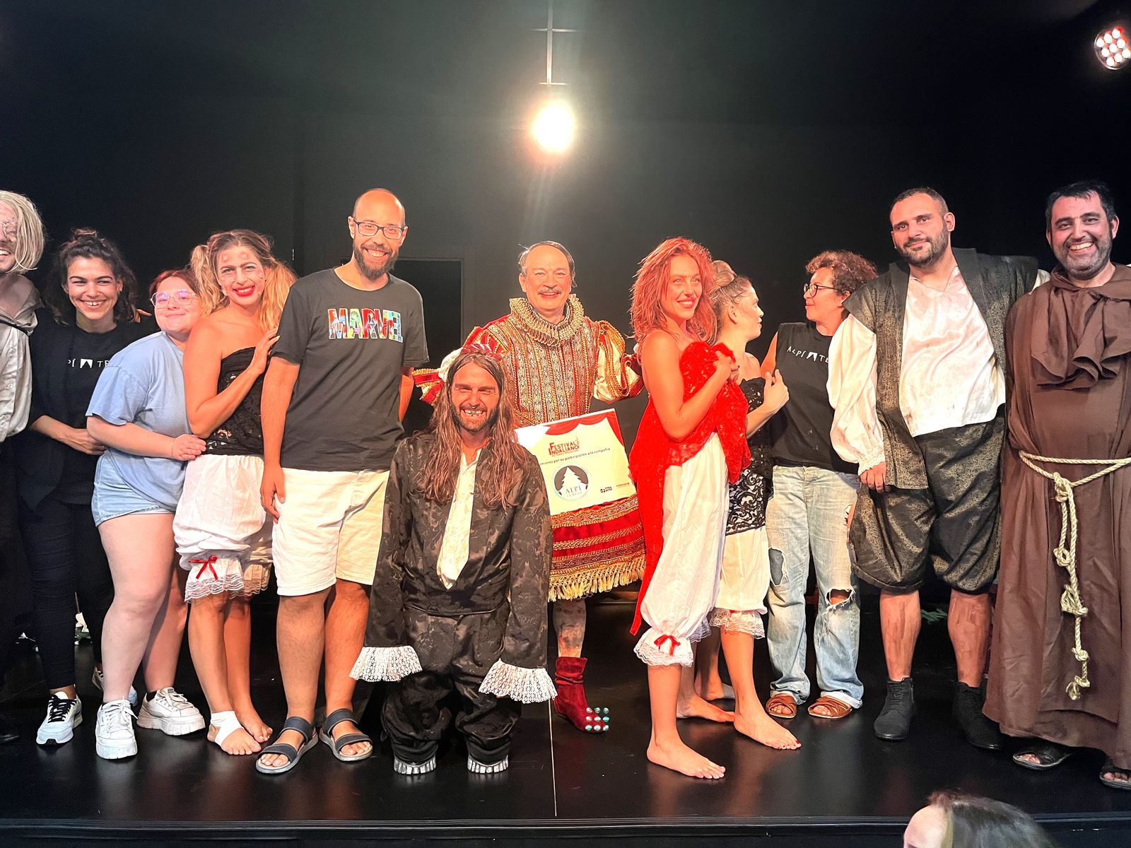 Parte del elenco de la compañía Alpí Teatre.