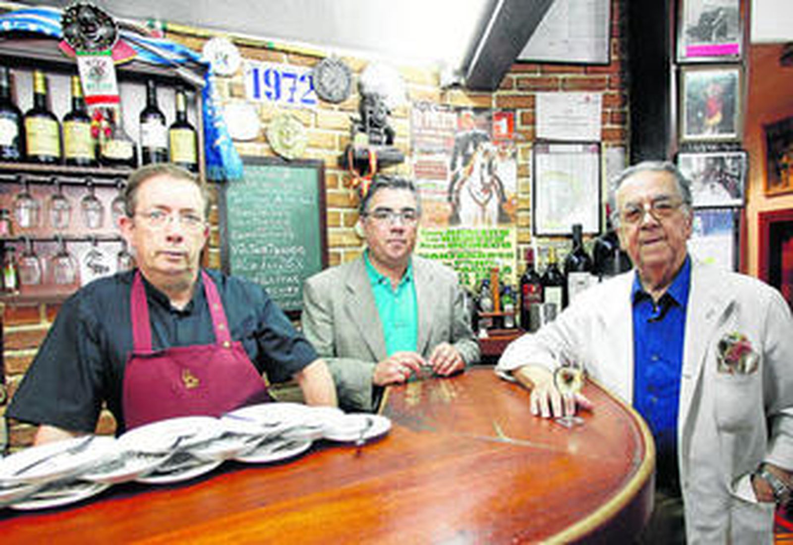 Paco Román, a la derecha, junto a sus hijos Paco y Juan, días atrás, en la barra del restaurante 'Don Paco'.