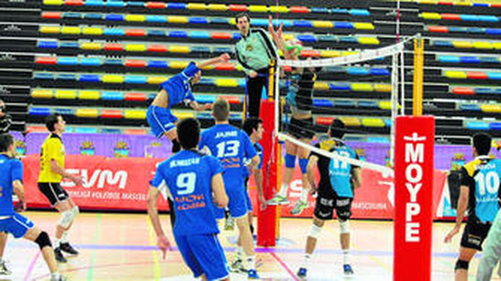 Un jugador del Cajasol Juvasa hace un bloqueo a un remate de un rival del Voley Guada en el encuentro de ayer.