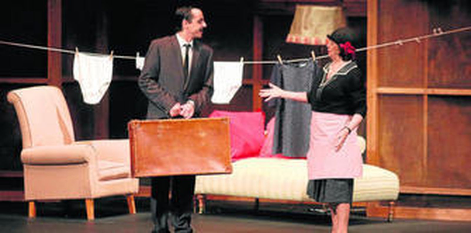 Un momento de la obra 'Ninette y un señor de Murcia', representada anoche en el teatro municipal Pedro Muñoz Seca.