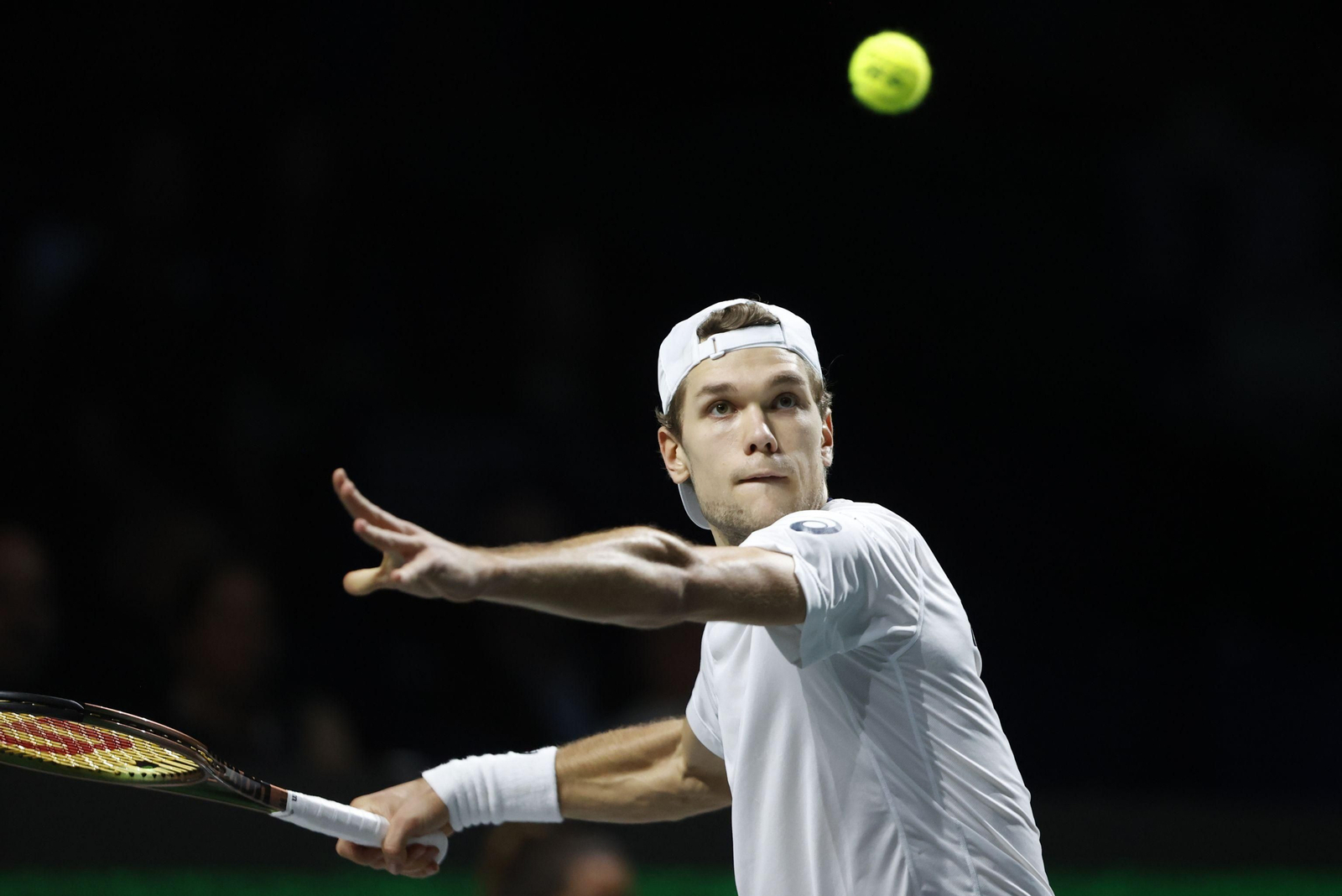 Virtanen golpea la bola.