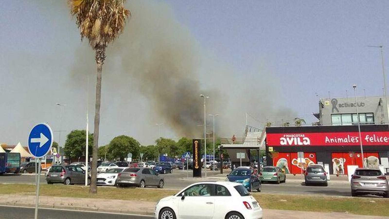 Humo visto desde el centro comercial Bahía Mar.