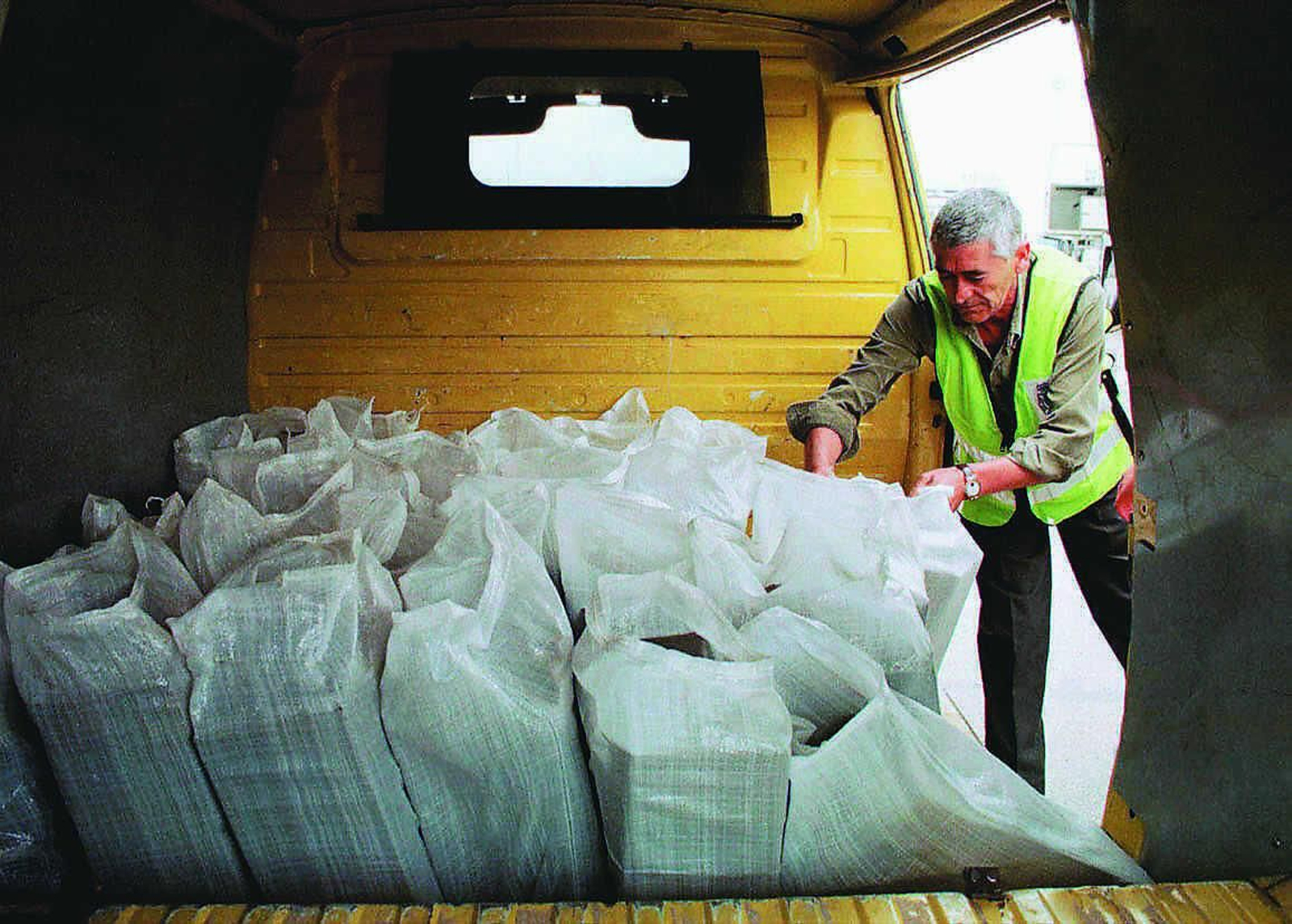 Un agente, ante un alijo de hachís descubierto en Algeciras.
