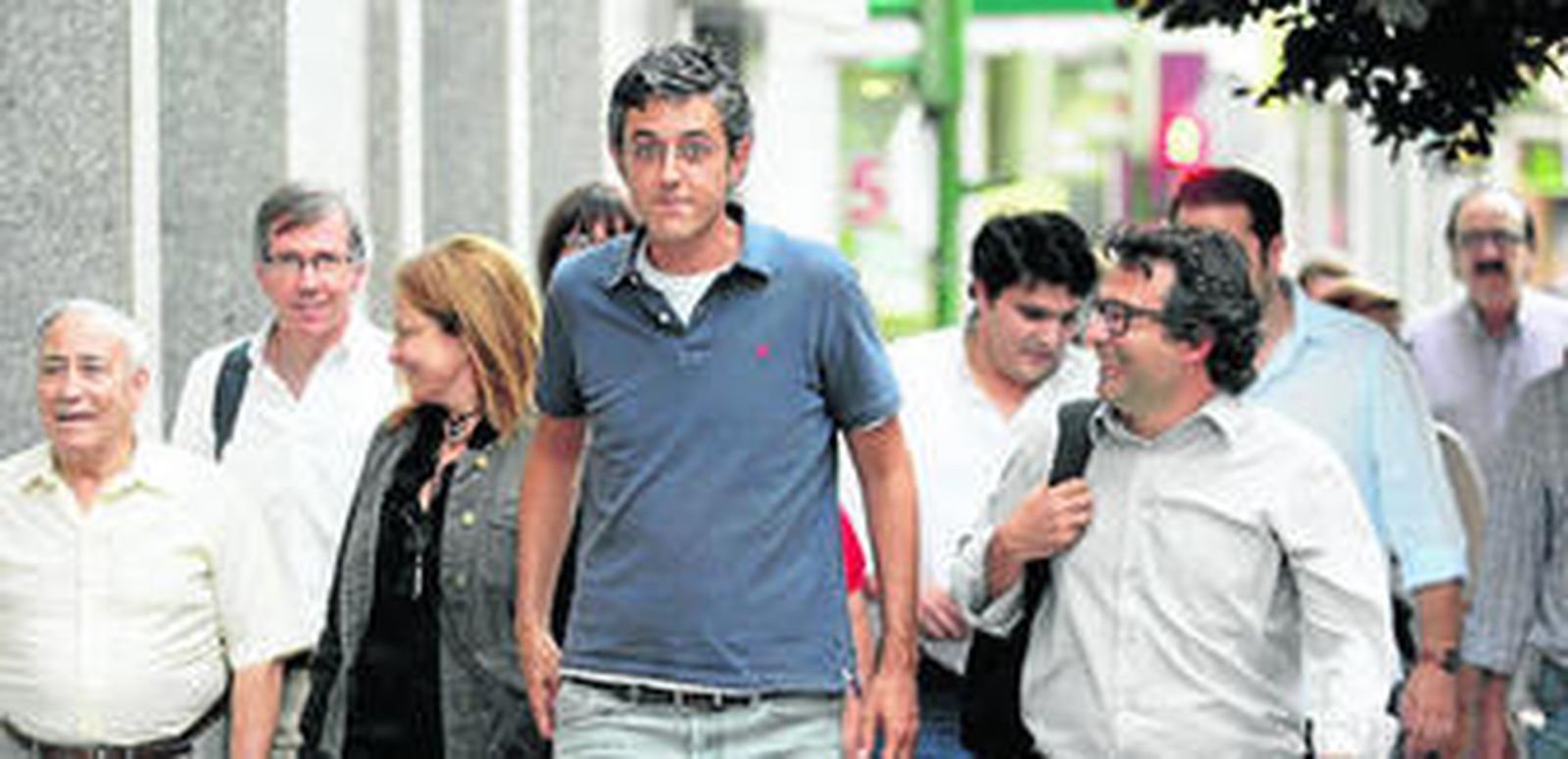 Eduardo Madina camina hacia la sede provincial del PSOE junto a Joaquín Dobladez.