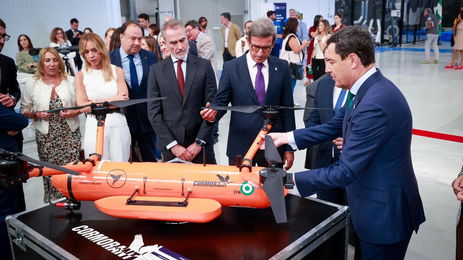 Juanma Moreno y Jorge Paradela observan junto a otros representantes políticos e institucionales un dron en el interior del CFA