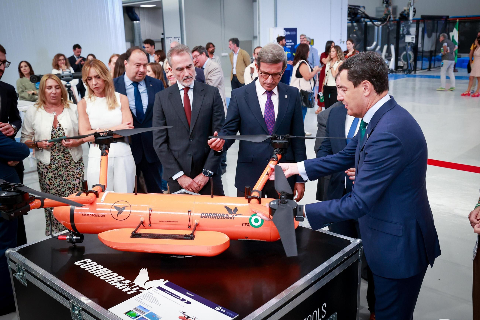 Juanma Moreno y Jorge Paradela observan junto a otros representantes políticos e institucionales un dron en el interior del CFA