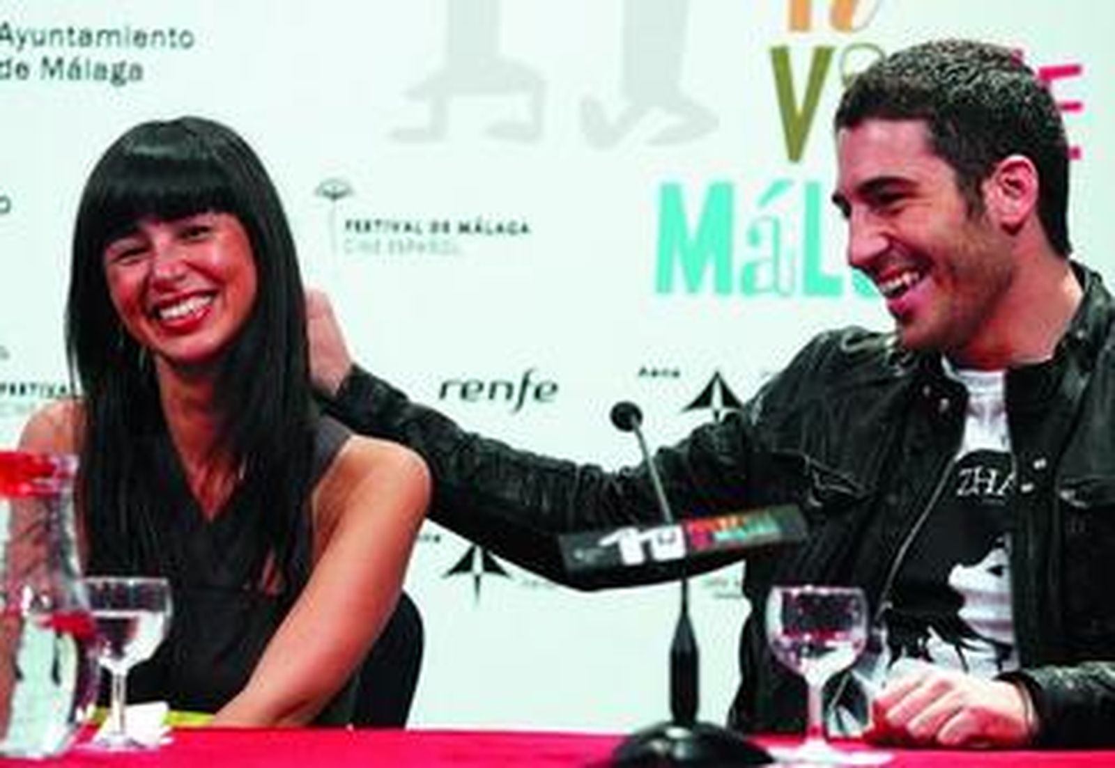 Menh-Wai sonríe con las carantoñas que le dedica Miguel Ángel, en la rueda de prensa.