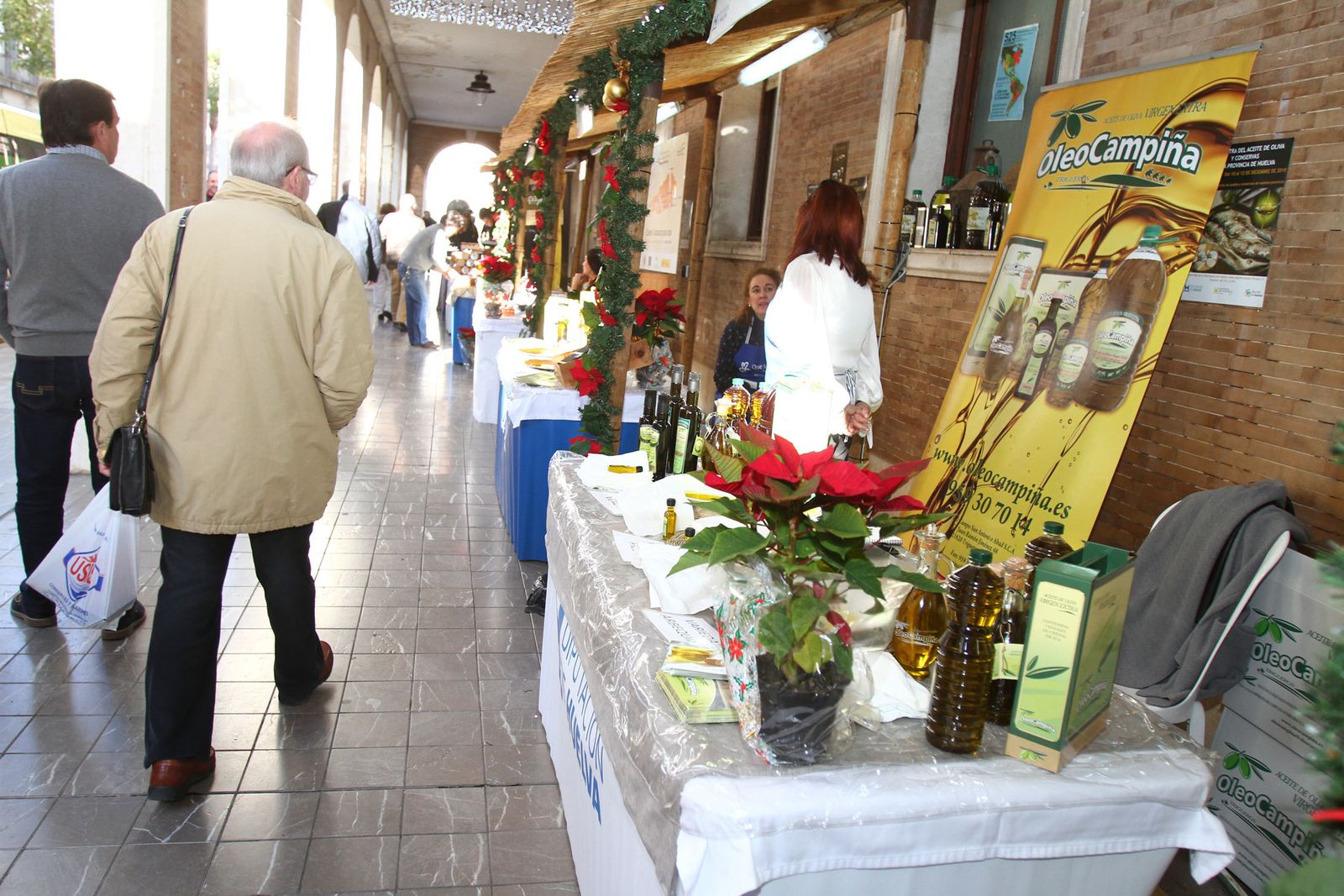 Algunos de los puestos de la Muestra del Aceite de Oliva y Conservas de la Provincia de Huelva