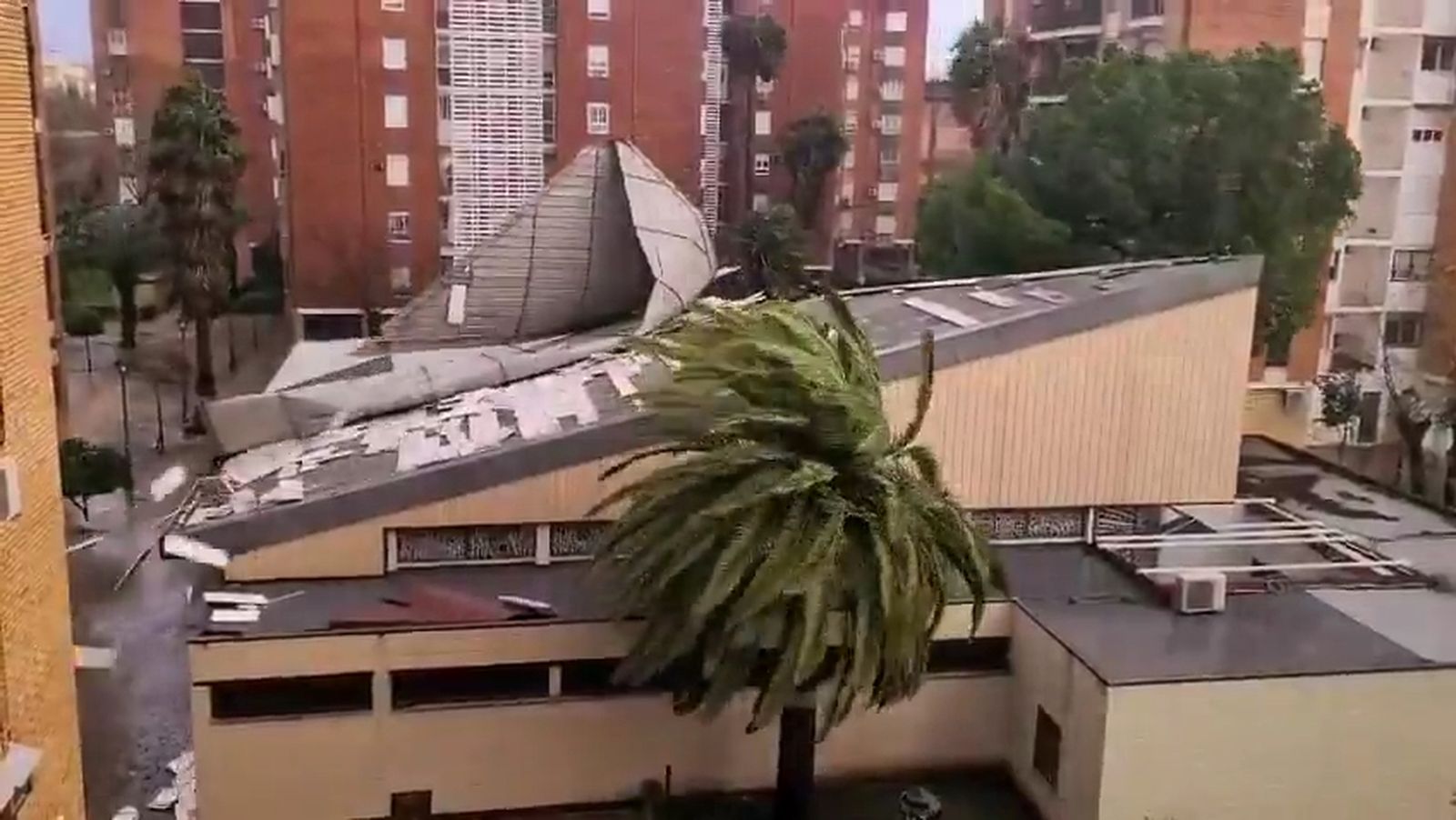 El viento arranca el tejado de la iglesia Virgen del Camino de Córdoba