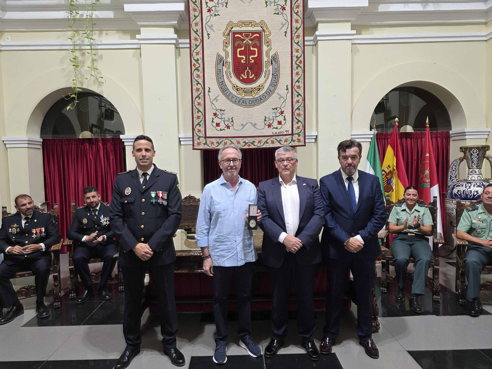 Fotos: La Policía Local de Guadix celebra la festividad de su patrón y reconoce a los agentes jubilados