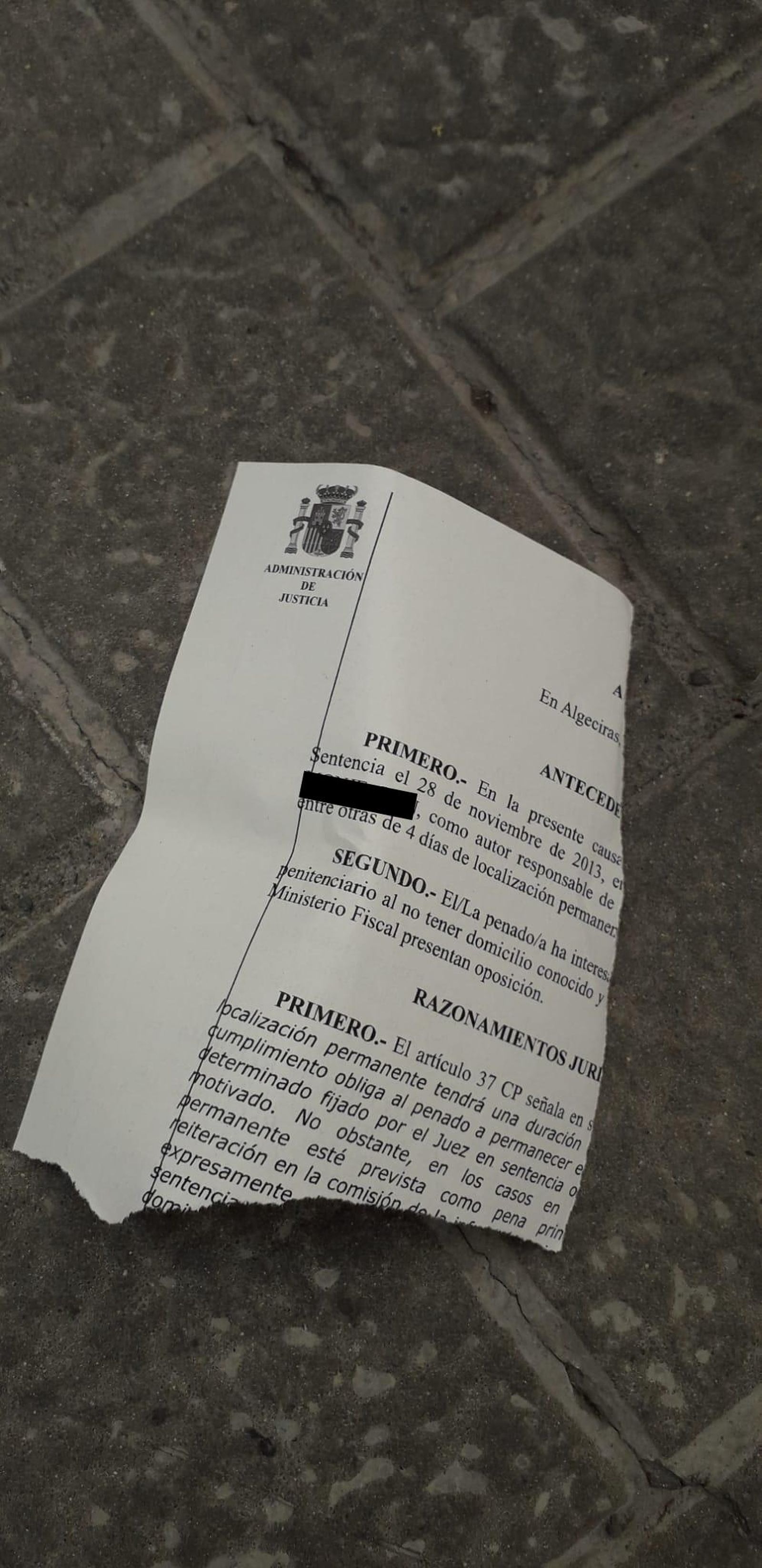 Fotos de los documentos judiciales en el suelo de la calle Ventura Morón de Algeciras