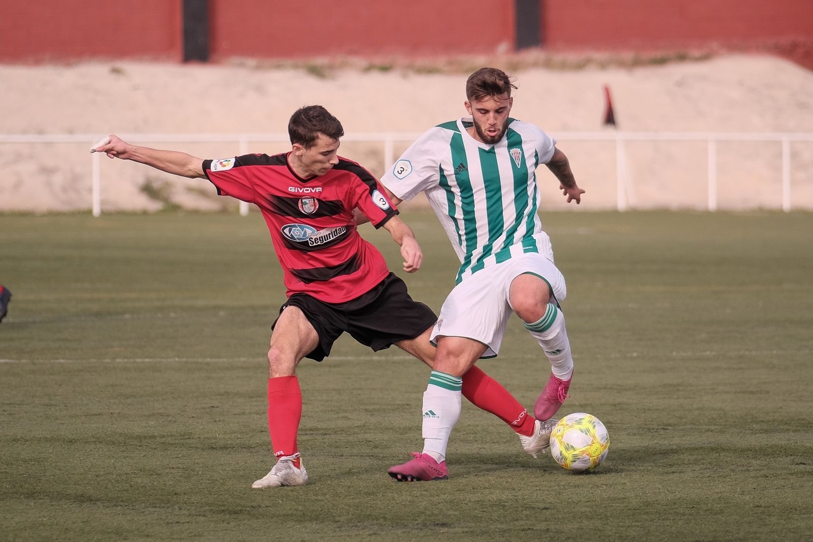 Fran Cano controla el balón ante un jugador del Gerena.