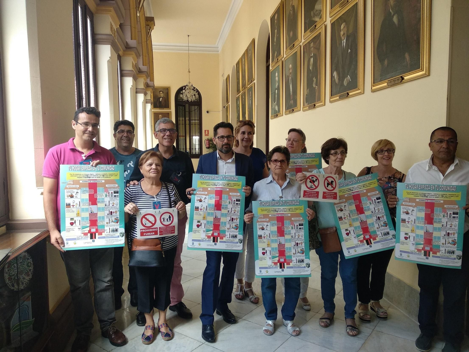 Presentación de los carteles con las normas de convivencia en las comunidades.