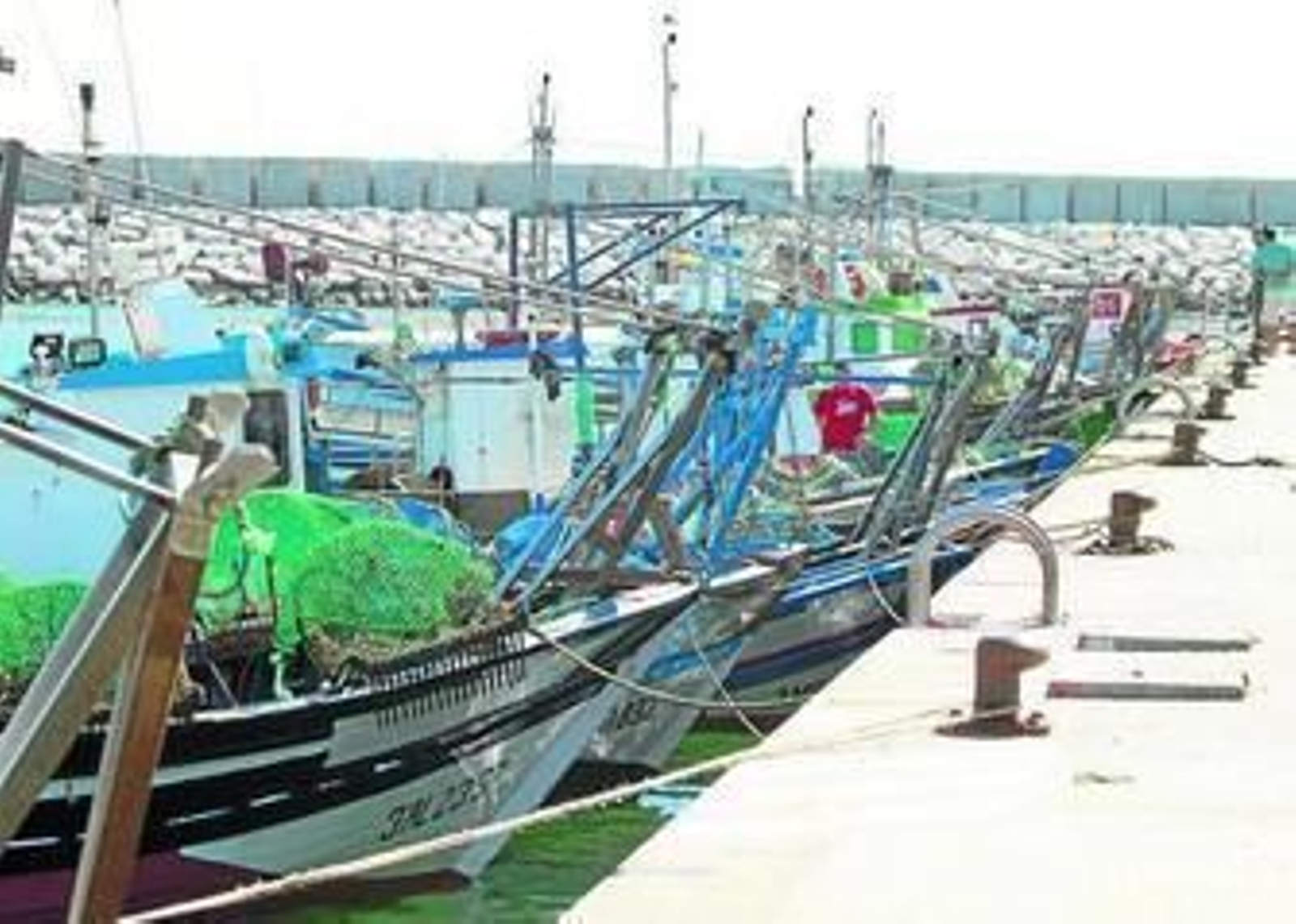 Pesqueros atracados en el muelle del puerto de La Atunara.