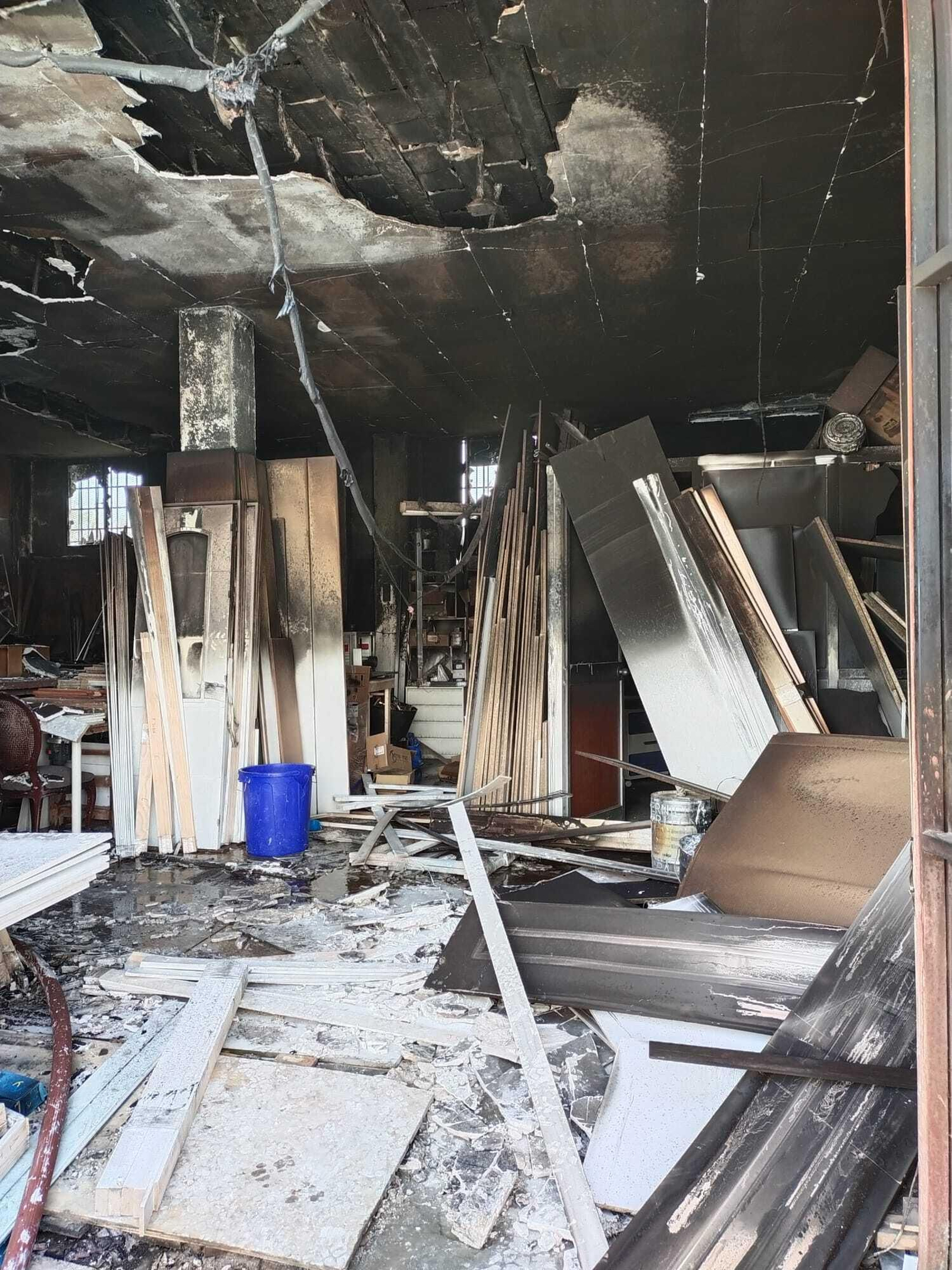 Estado en el que quedó la carpintería de Camposoto tras el incendio.